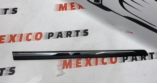 Накладка на передние двери с хромом левая Nissan X-Trail(Rogue) 2014-2020 (80877-6FL0A), аналог