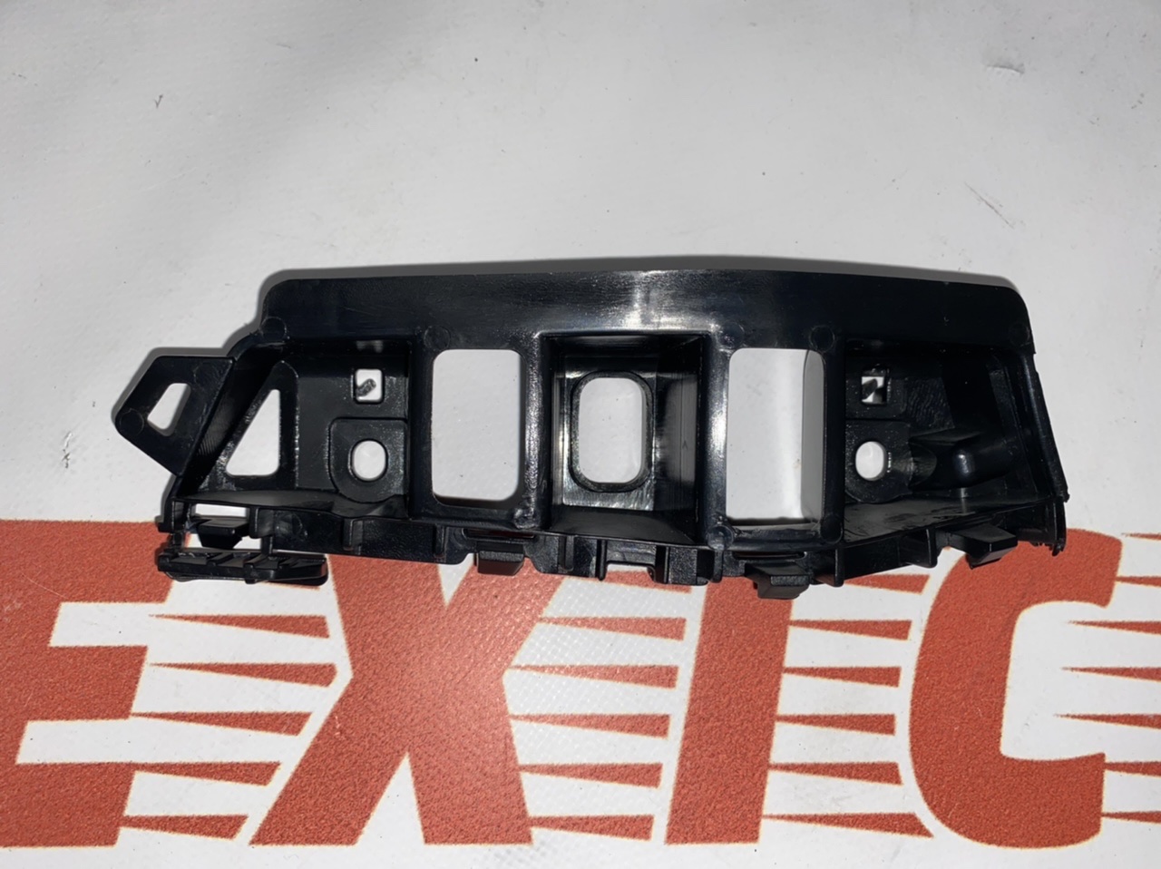 Крепление переднего бампера (бампер-крило)  правое Volkswagen Touareg 2015-2017 (7P6807184G), аналог