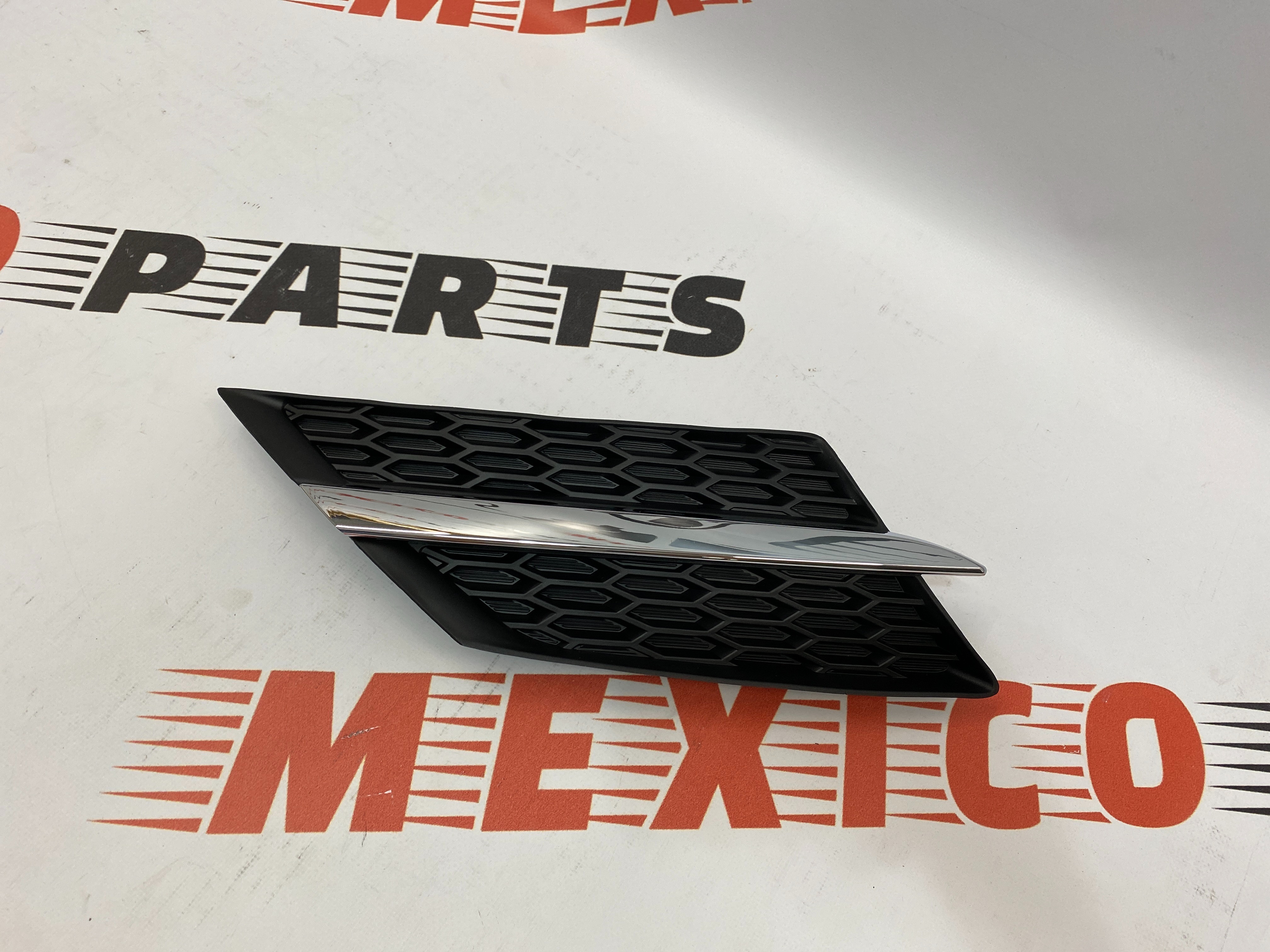 Решітка радіатора з хромом права Toyota RAV4 2013-2015 (53105-0R010 ), аналог