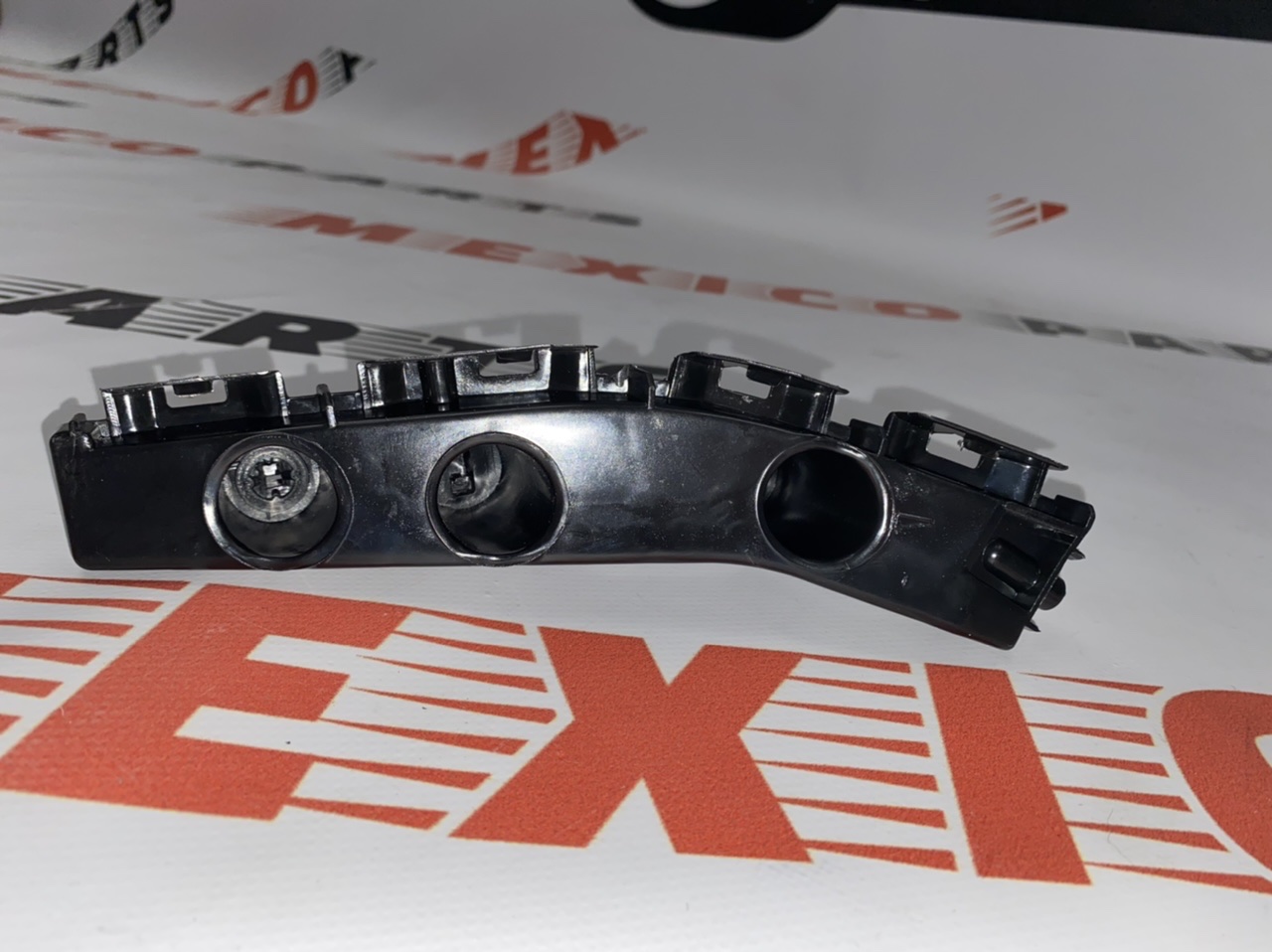 Кріплення переднього бампера ліве Jeep Compass 2011-2016 (5182597AB), аналог