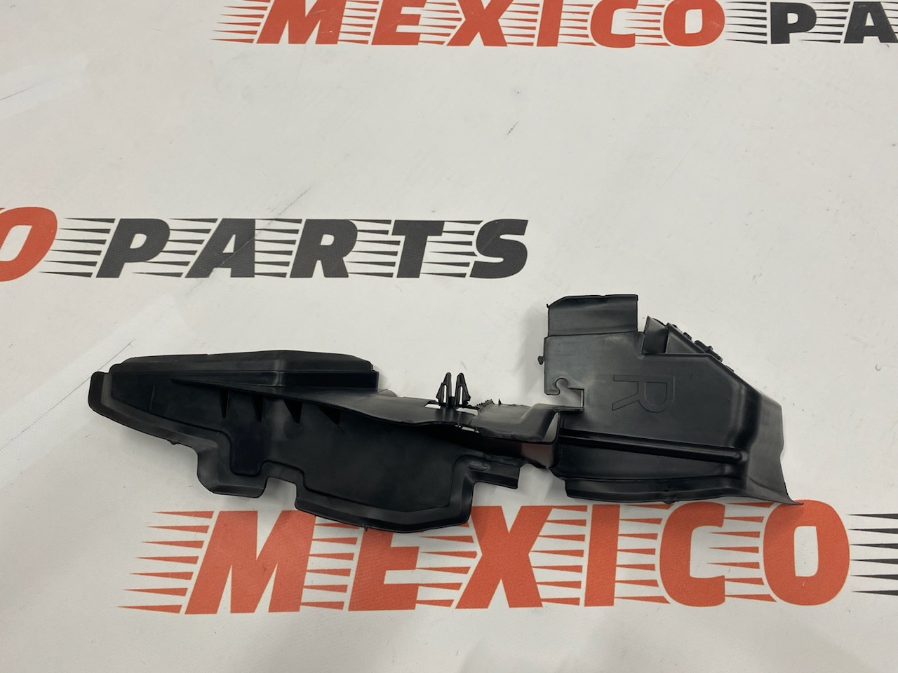 Дефлектор радиатора правый 1.6 Ford Focus 2012-2019 (F1EB8338AB), аналог