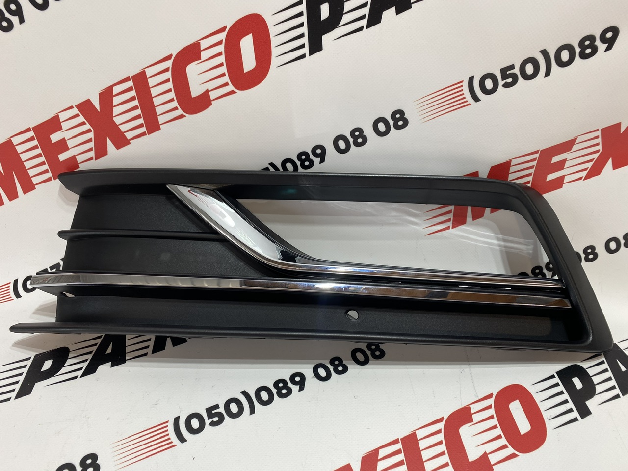 Рамка противотуманной фары с хромом левая USA Volkswagen Passat B8 2016-2018 (561854661MRYP), аналог