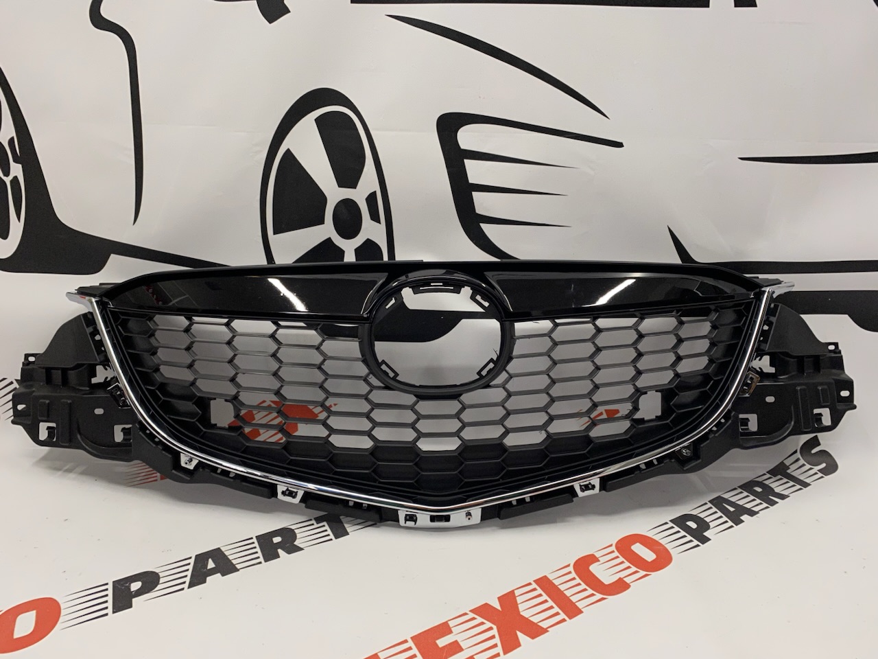Решітка радіатора у зборі чорна Mazda CX5 2011-2014 (KD4550710E), аналог