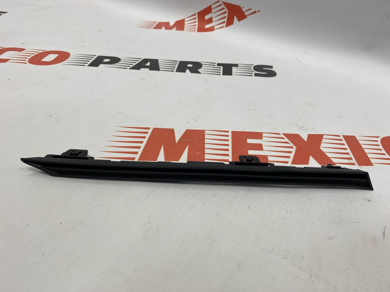 Молдинг над решіткою лівий Toyota RAV4 2019-2021 (531240R040), аналог