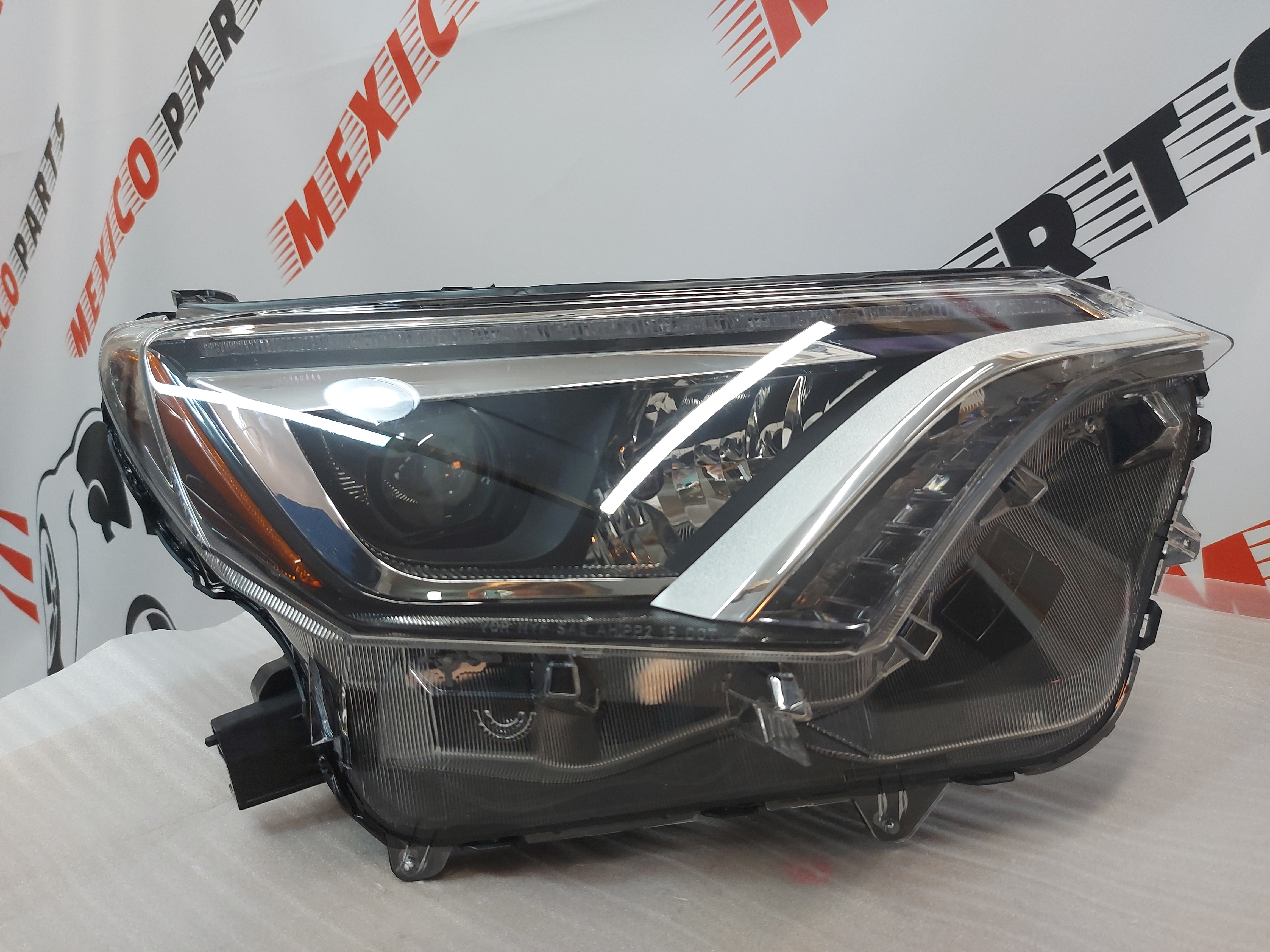 Фара права LED Toyota RAV4 2016-2018 (81145-42670), аналог