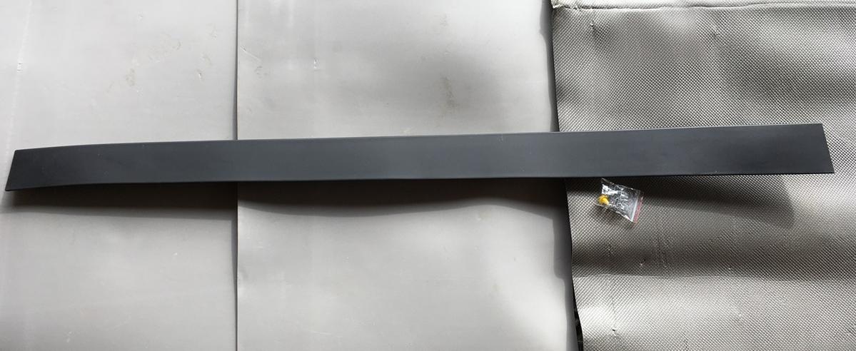 Накладка на двері передня права Tesla Model X 2015-2020 (103520200d)