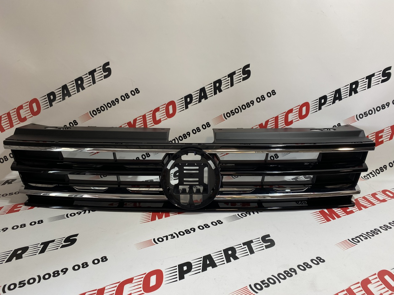 Решітка радіатора чорна з хромом Volkswagen Tiguan 2017-2020 (5NA853651ZLL), аналог