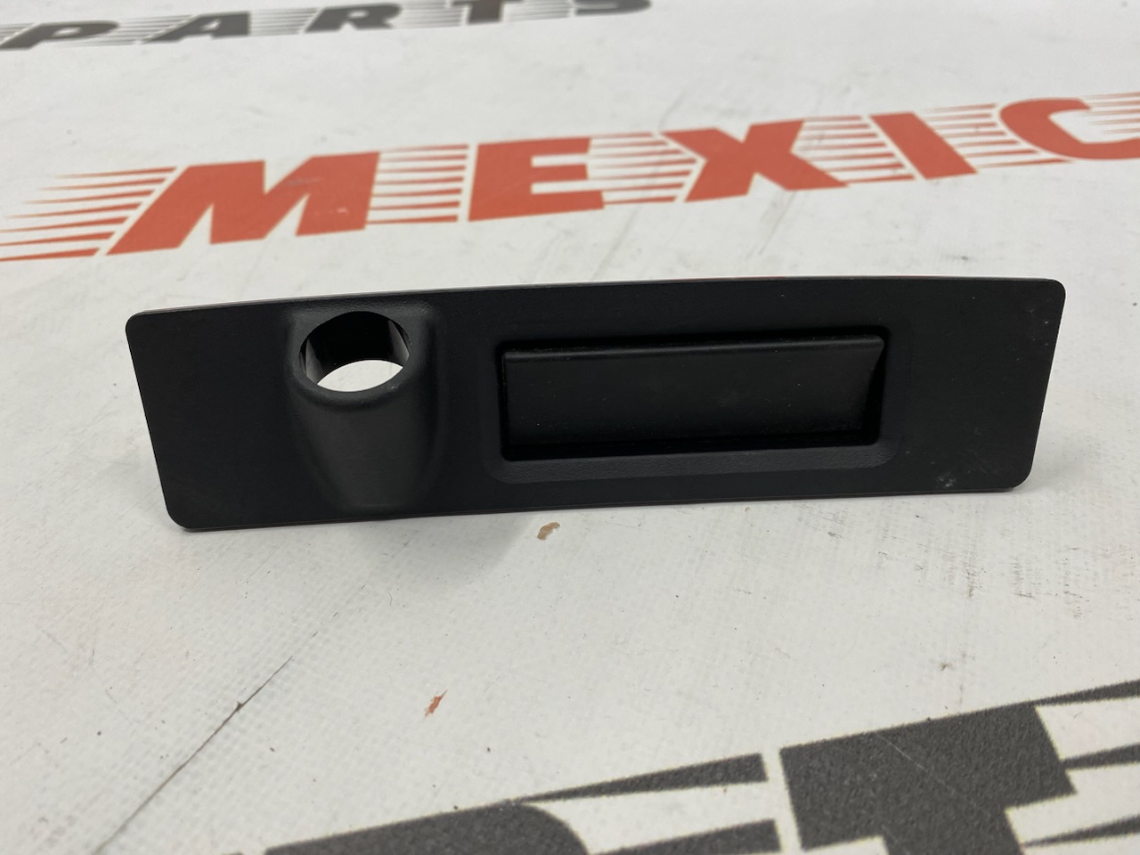 Ручка кришки багажника без камери Tesla Model 3 2017-2023 (109594900E), аналог
