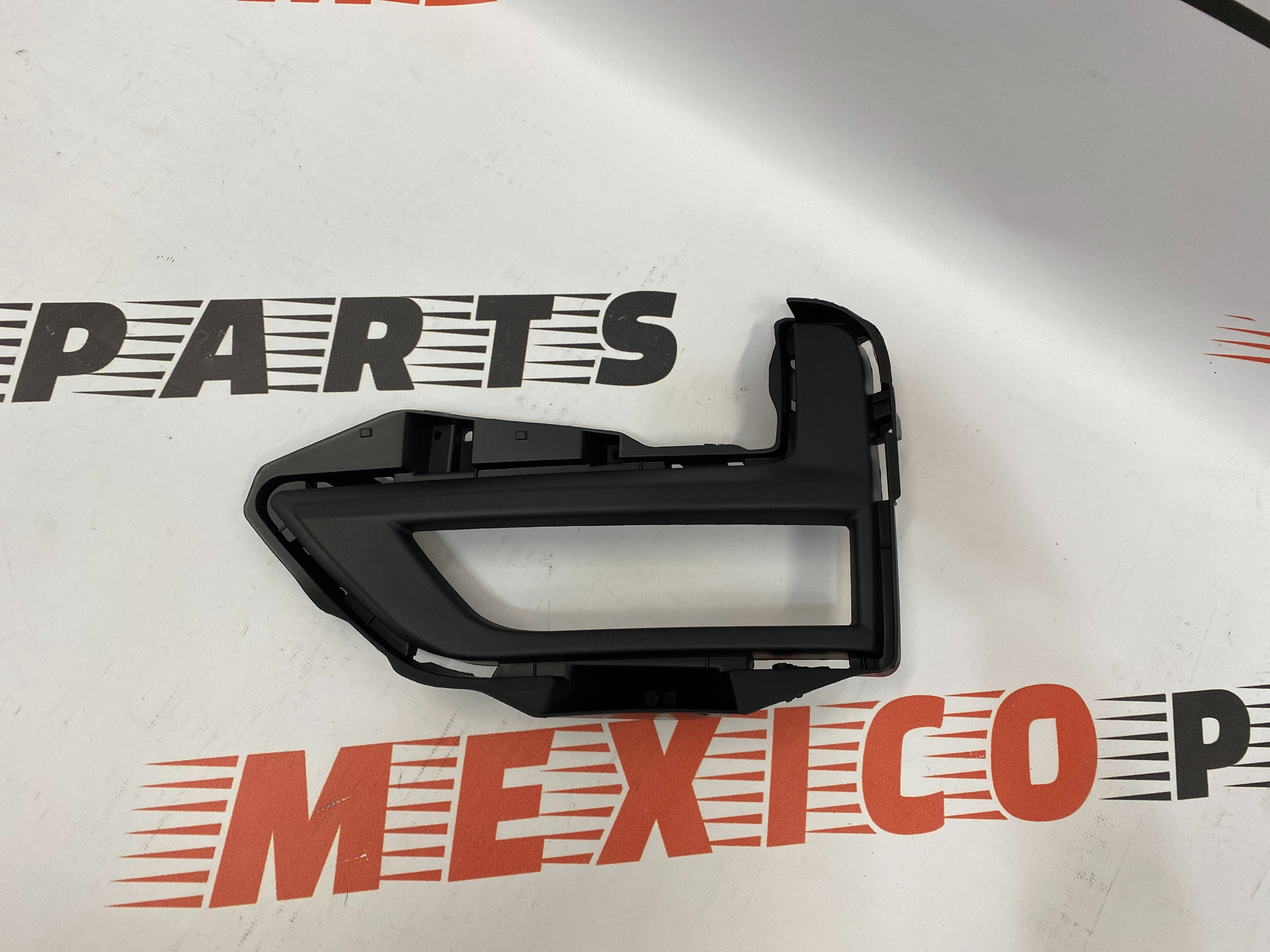 Рамка противотуманной фары левая Nissan X-Trail(Rogue) 2017-2020 (62257-6FL0B), аналог