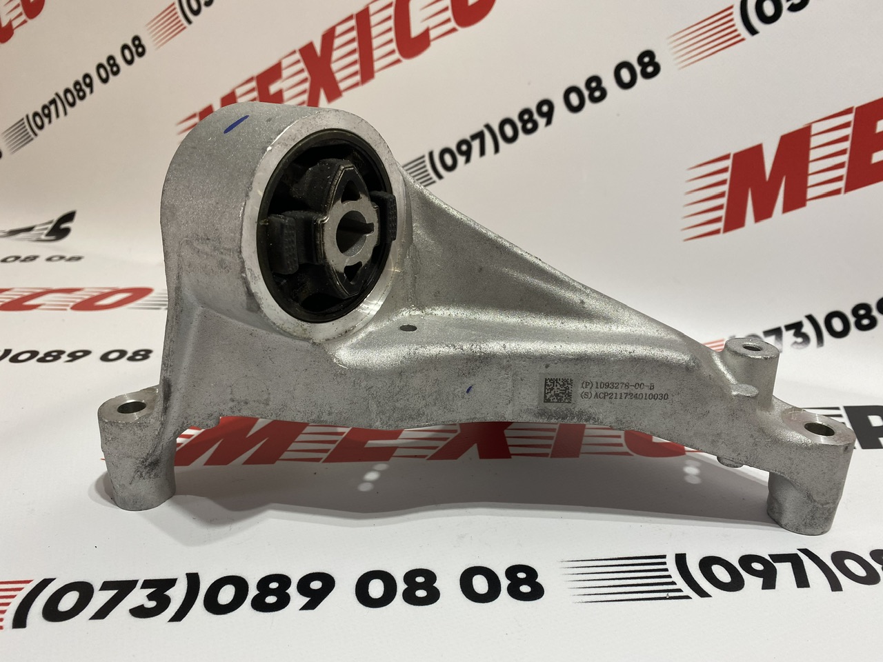 Кріплення заднього двигуна правий Tesla Model 3 2018-2023 (1095337-00-d), аналог
