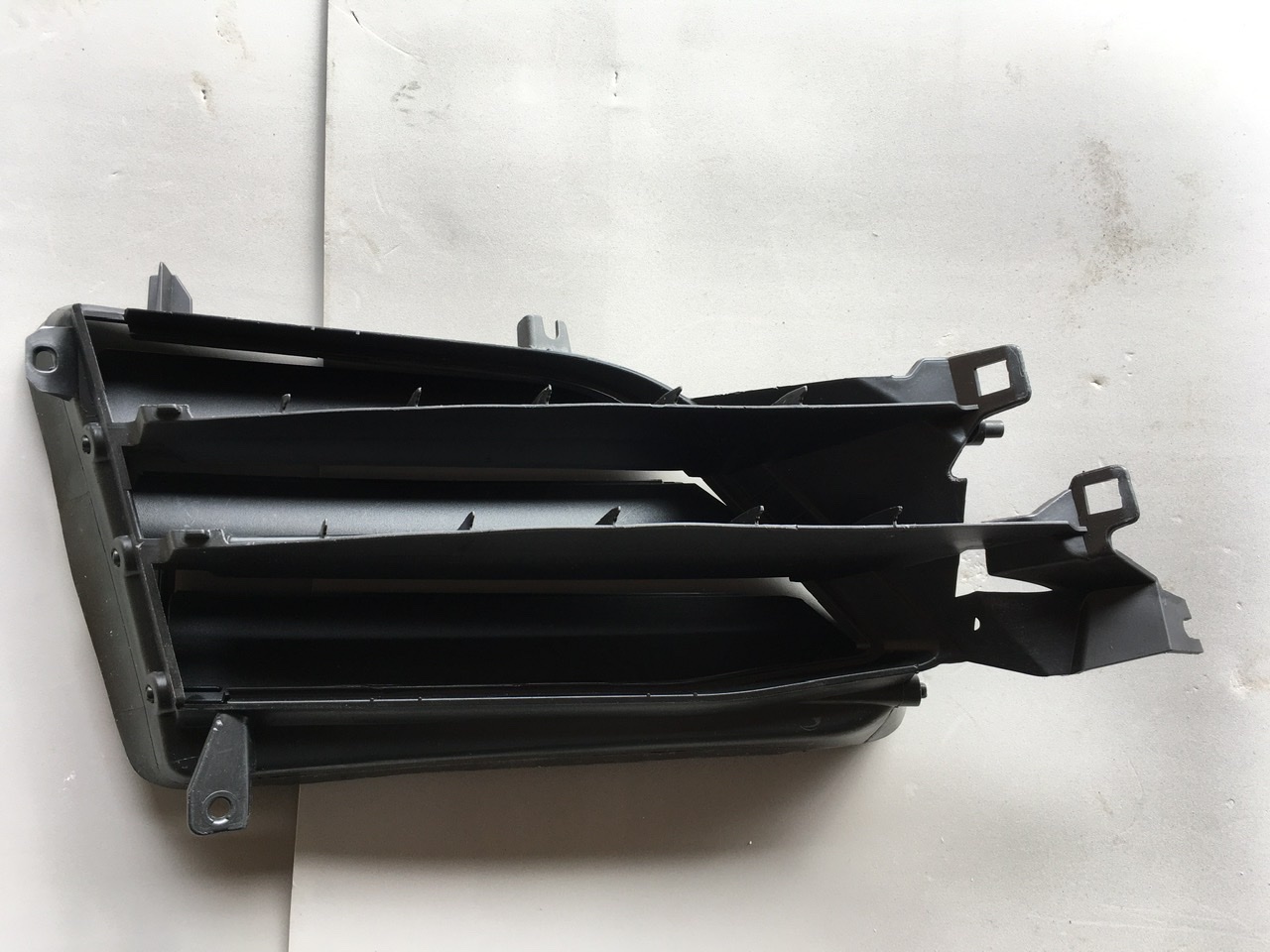Жалюзі праві Tesla Model S 2016-2020 (105785100j), аналог