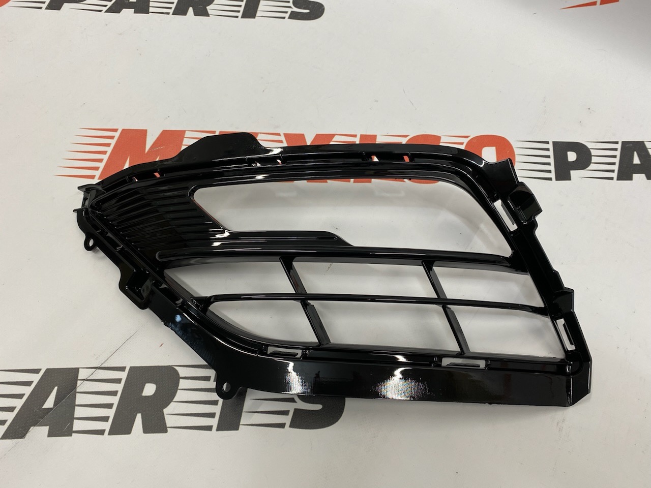 Рамка противотуманной фары левая спорт Ford Fusion 2017-2018 ( HS73-19953-VB), аналог
