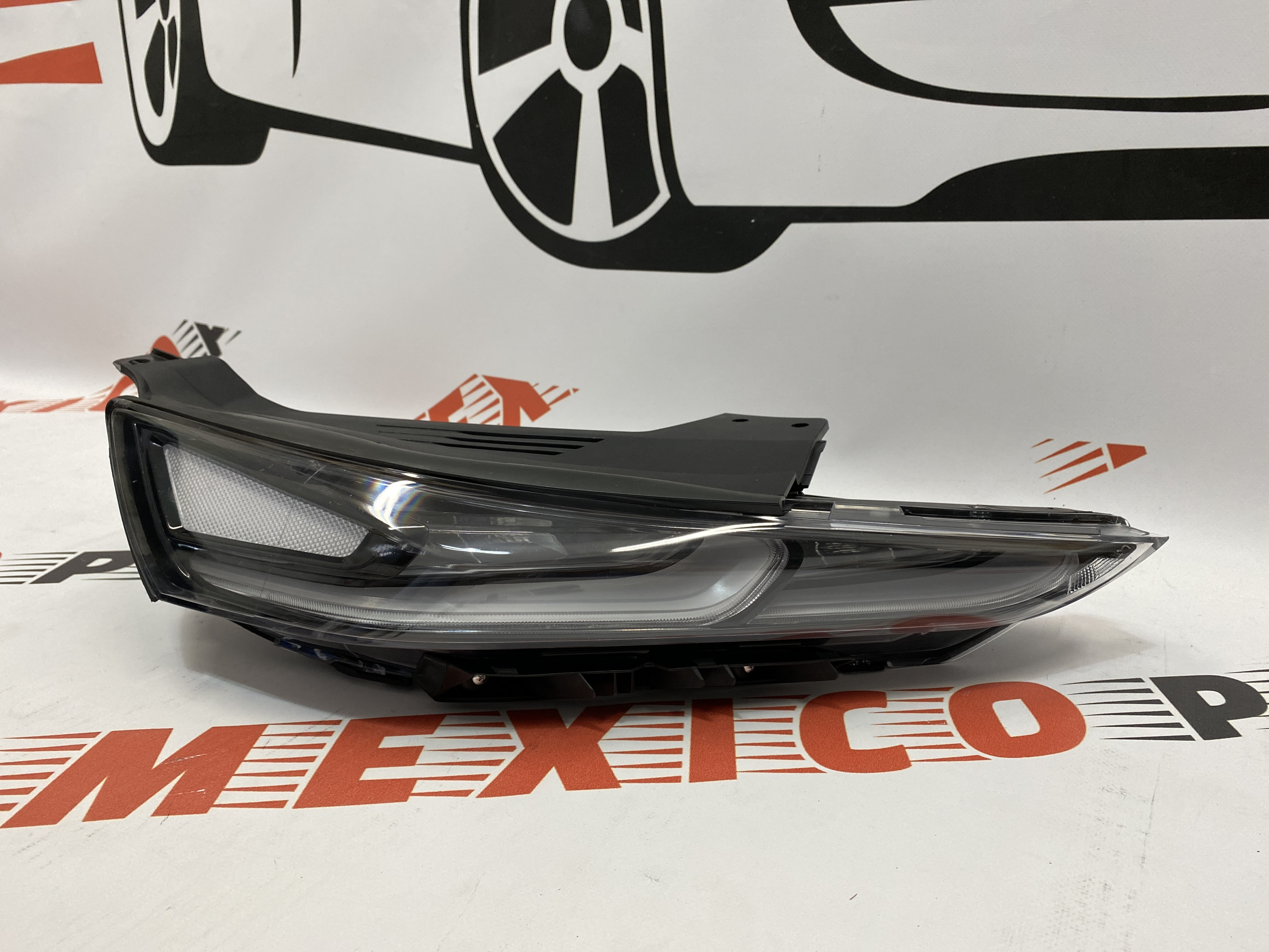 Дневной ходовой огонь правый Hyundai SantaFe 2019-2020 EU (92208-S2000), аналог
