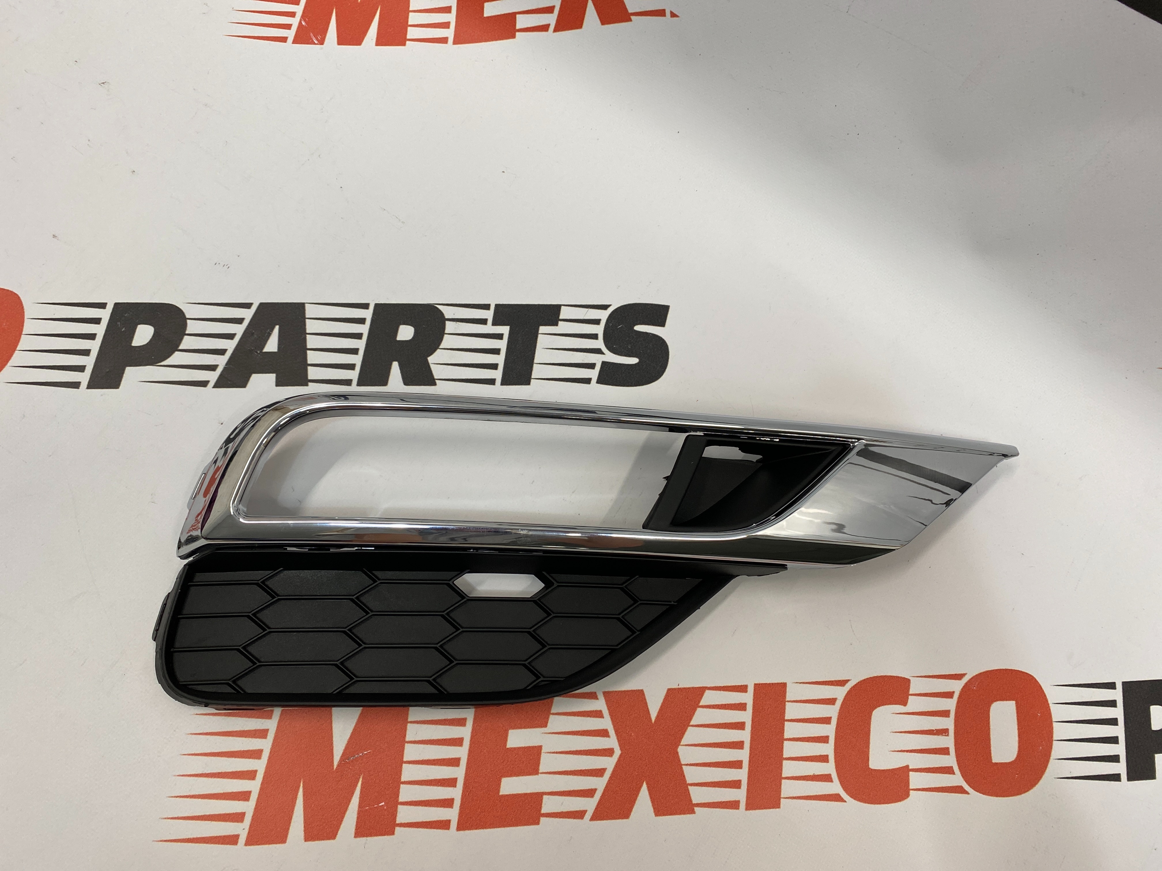 Рамка противотуманной фары правая Honda CR-V 2015-2016 (71103-T1W-A00), аналог