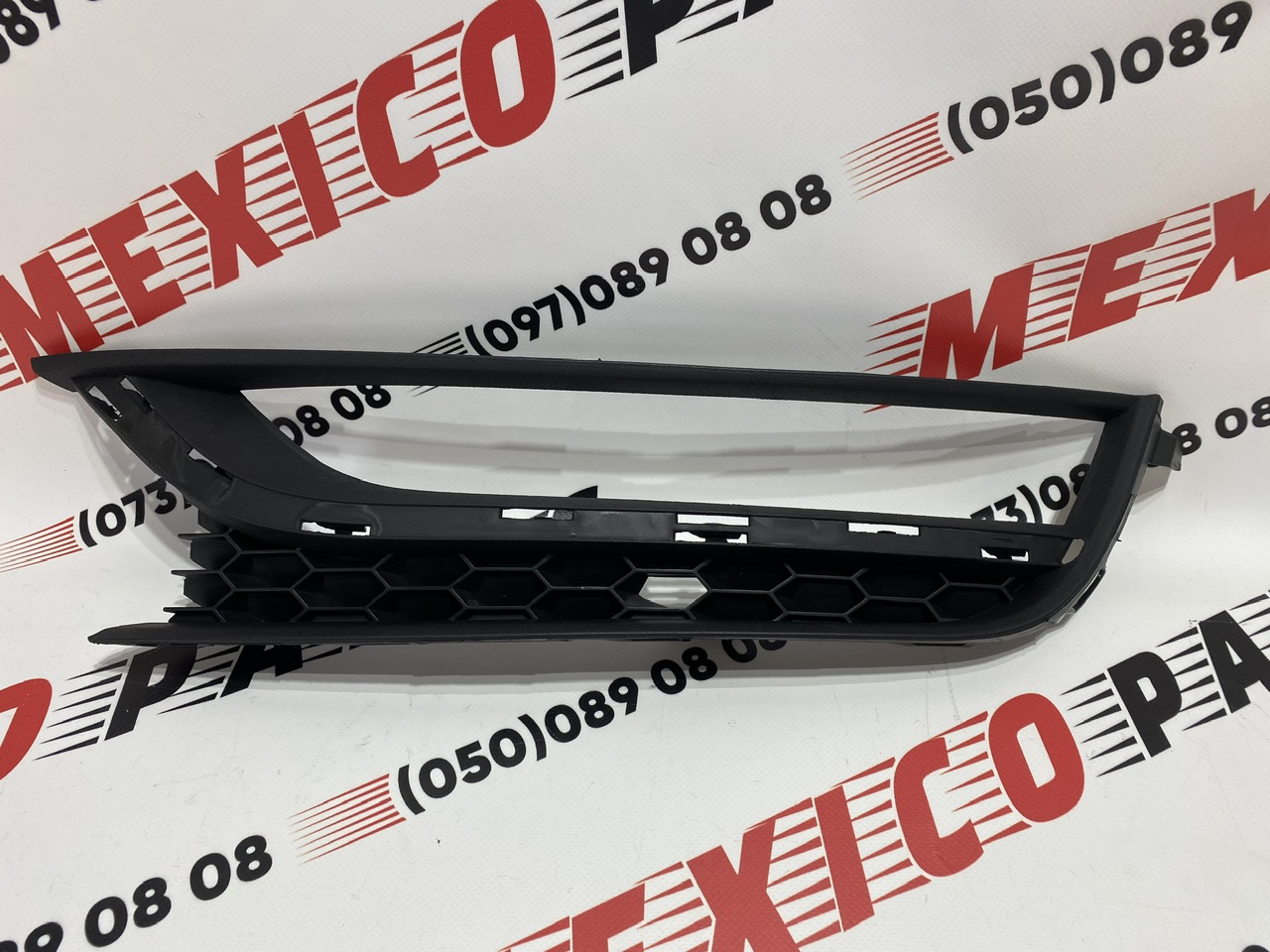 Рамка противотуманной фары без хрома левая USA Volkswagen Passat B7 2012-2015 (561853665A9B9), аналог