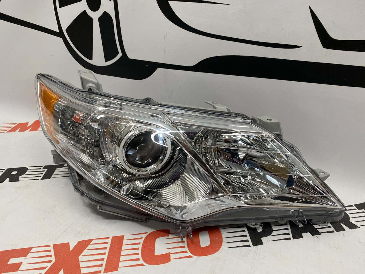 Фара права біла USA Toyota Camry 2012-2014 (81110-06470), аналог