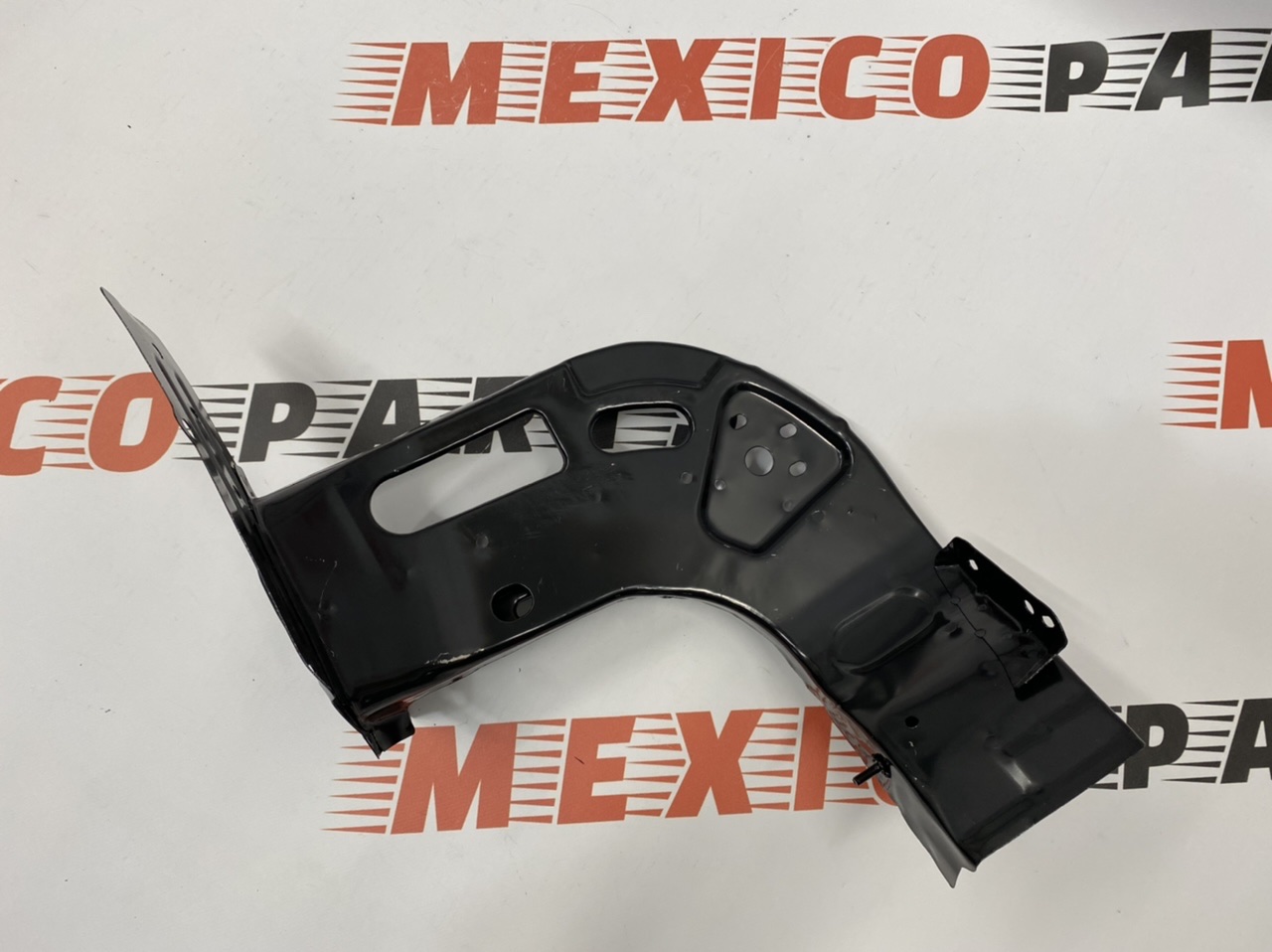 Крепление фар верх правое Volkswagen Touareg  2010-2018 (7P6805072), аналог