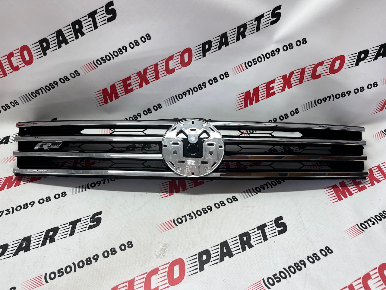 Решітка радіатора R-Line Volkswagen Touareg 2015-2017 (7P6853651KZLL), аналог