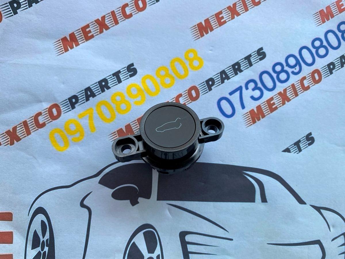 Кнопка закриття кришки багажника Tesla Model 3 2021-2023 (1501907-00-B), аналог
