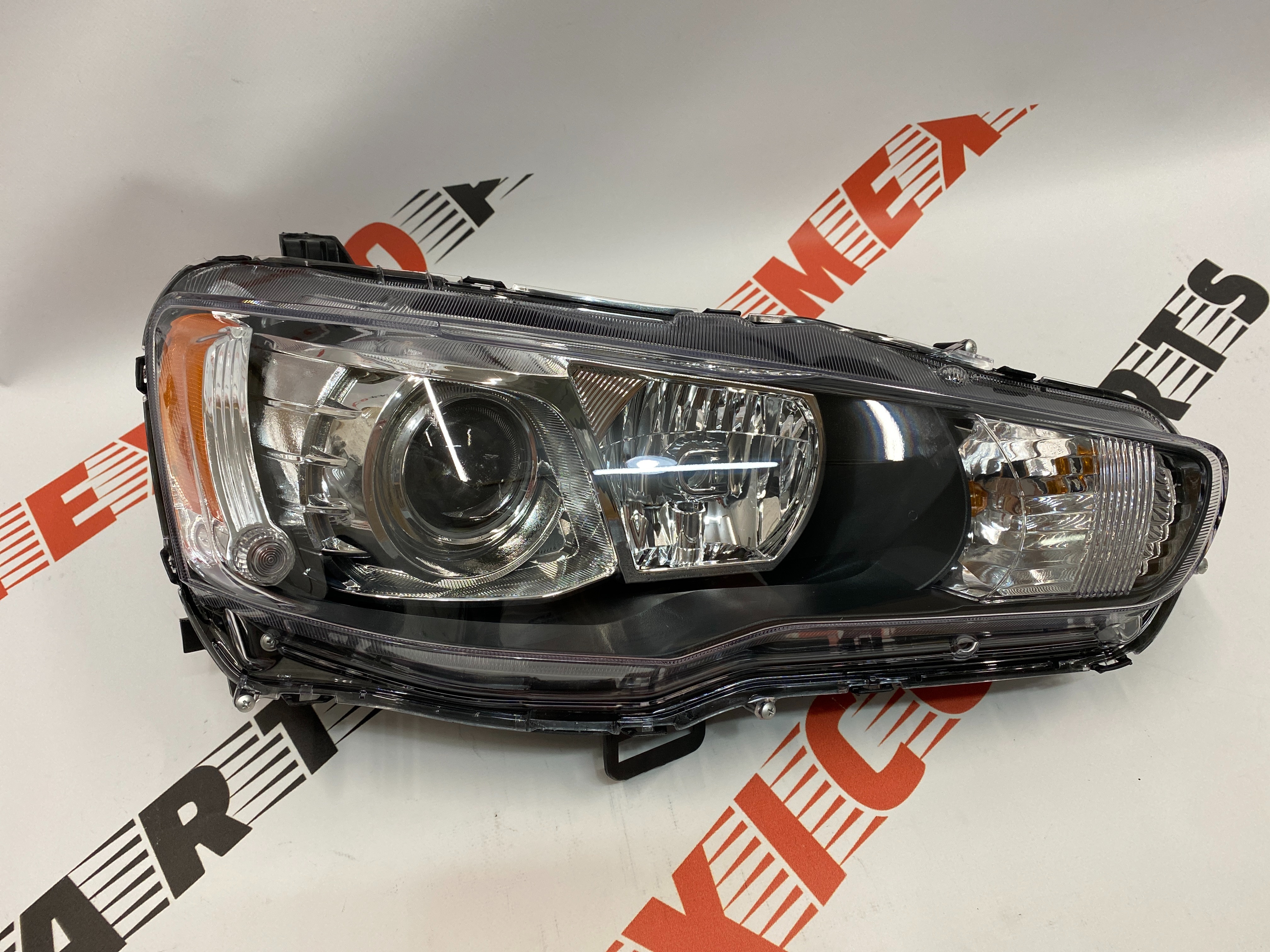 Фара права ксенон чорна Mitsubishi Lancer 10 (8301C386), аналог