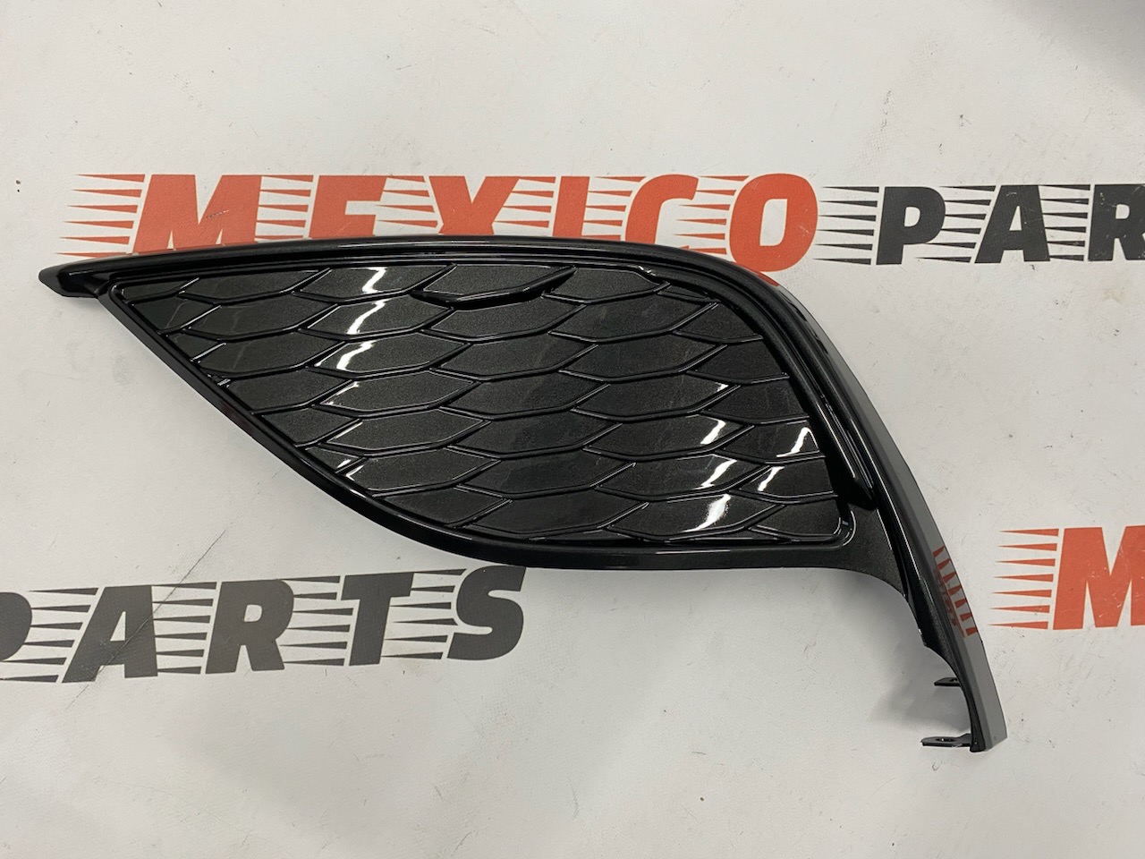 Заглушка протитуманної фари ліва SE/XSE USA Toyota Camry 2021- (8148206190), аналог