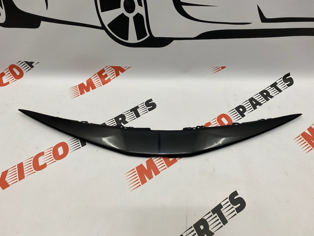 Накладка переднього бампера верх Toyota Camry 2021- (5211106900), аналог