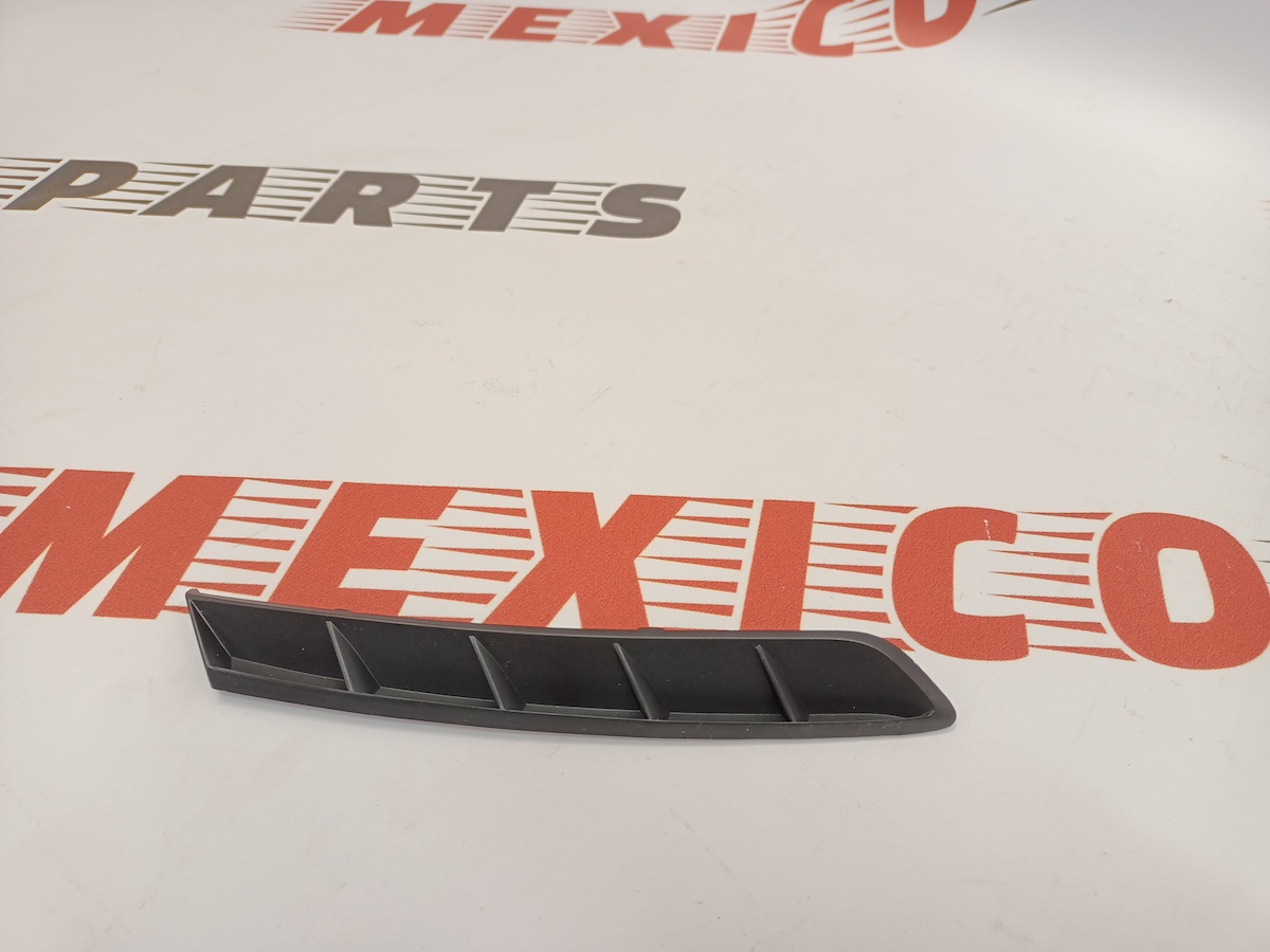 Накладка-вставка заднього бампера права Toyota Camry 2018-2020 (52165-06030), аналог