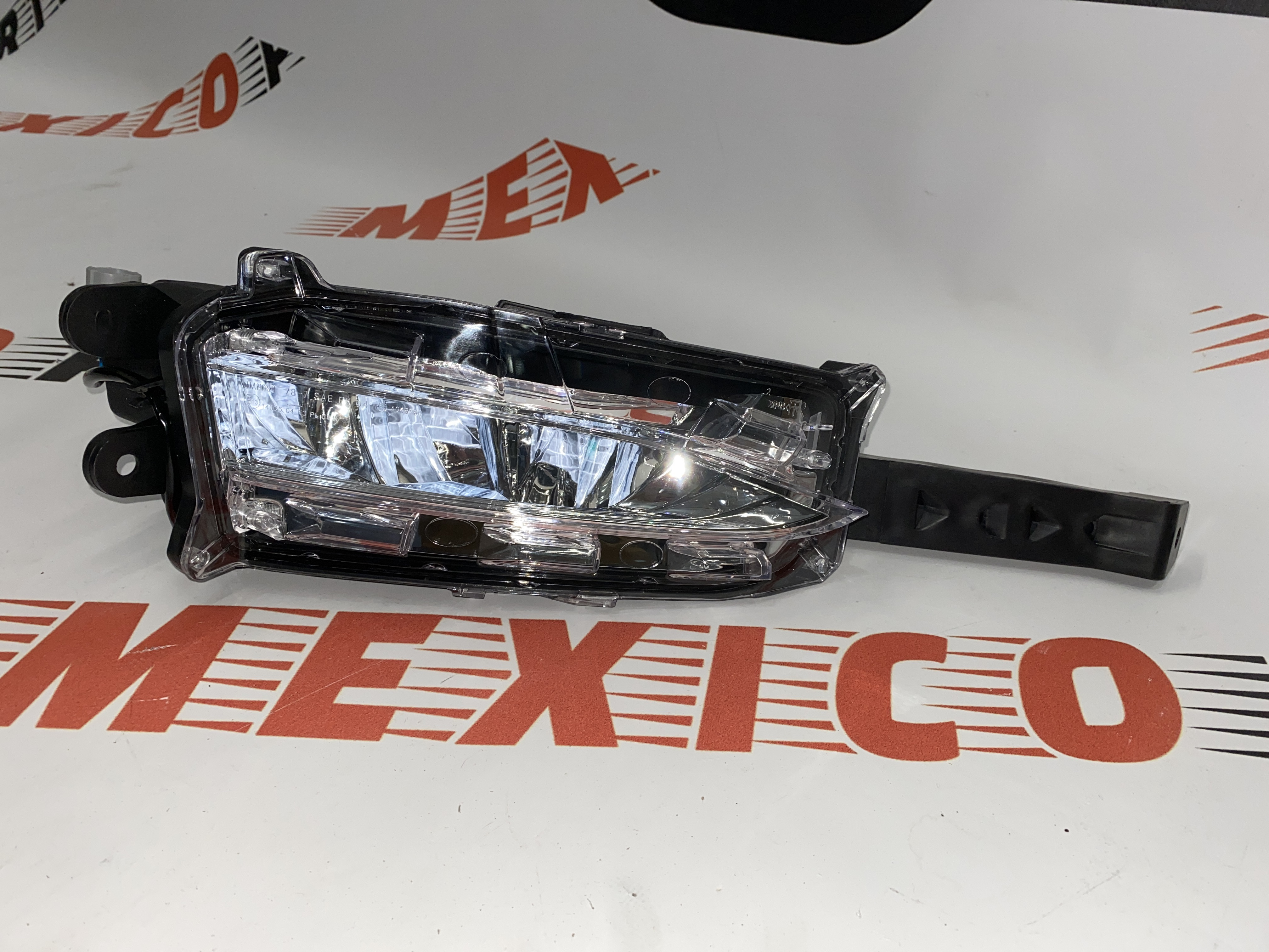 Протитуманна фара права LED  Lexus NX 2014-2017 (81220-78020), аналог