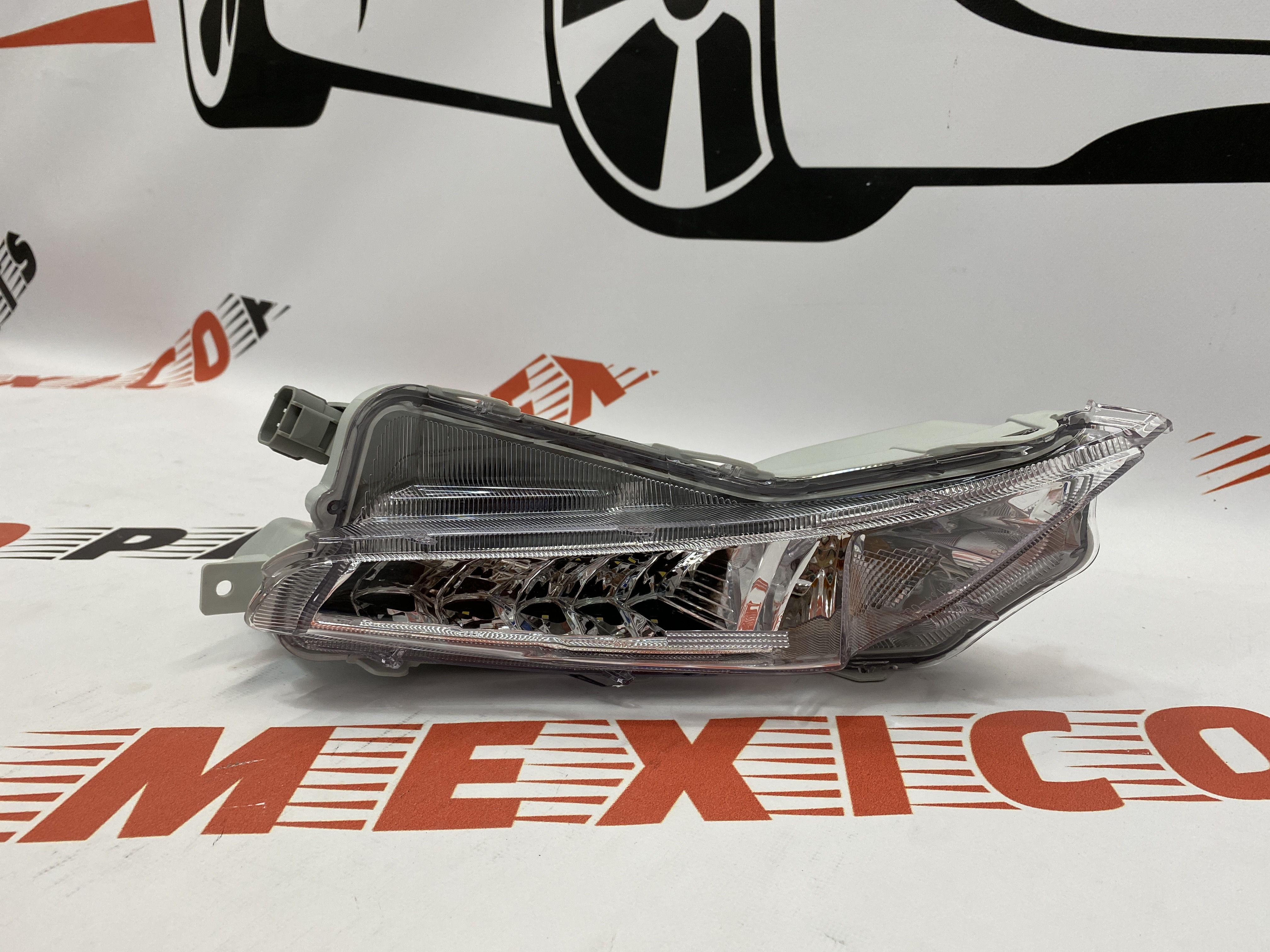 Денний ходовий вогонь з поворотником лівий  LED  USA Toyota Camry 2015-2017 (81440-06030), аналог