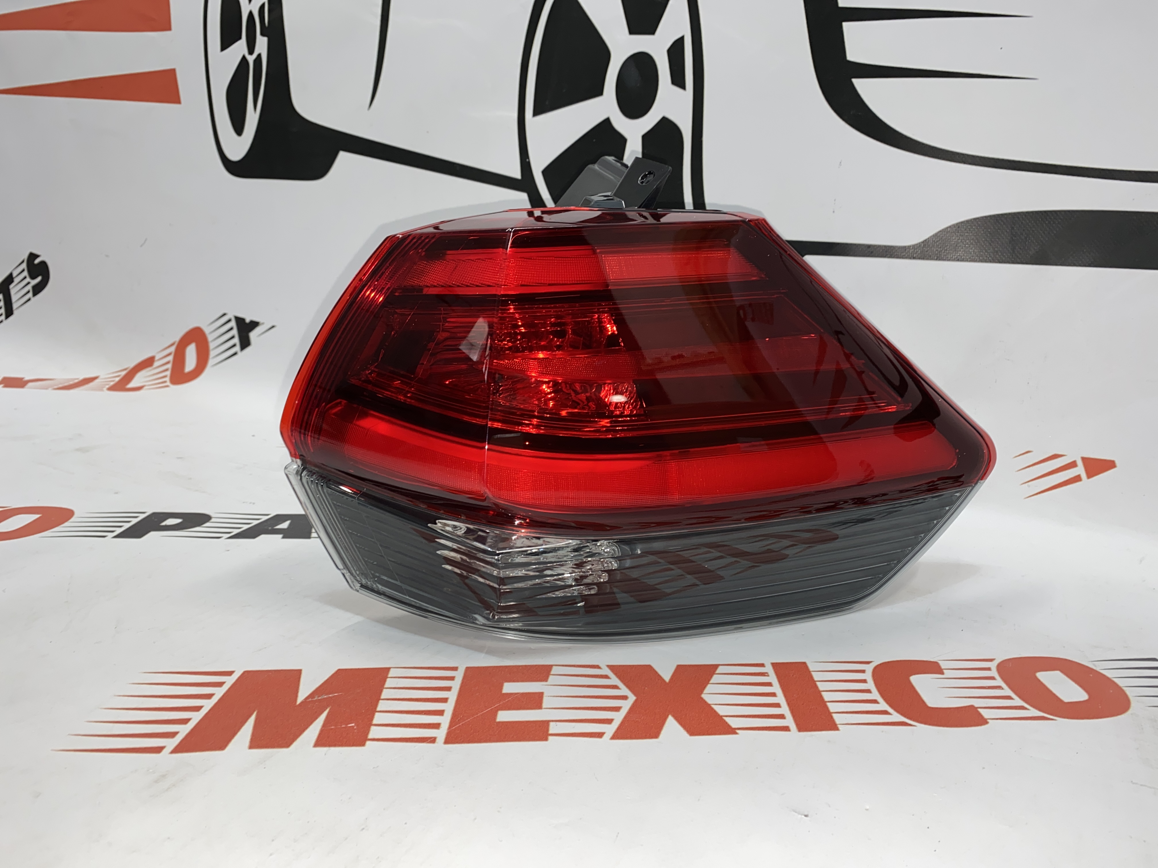 Фонарь задний наружный LED правый Nissan X-Trail(Rogue) 2017-2020 (265506FL0A), аналог