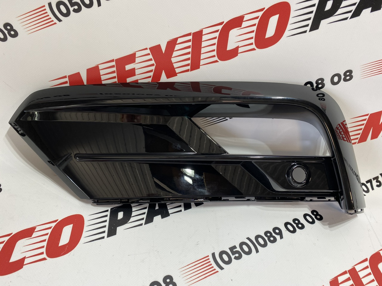 Решетка переднего бампера левая R-Line Volkswagen Tiguan 2017-2020 (5NN853665F041), аналог