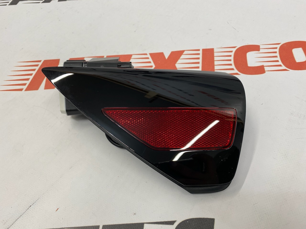 Лючок порта зарядки з електроприводом EU Tesla Model 3 2017-2023 (1505514-00-a), аналог
