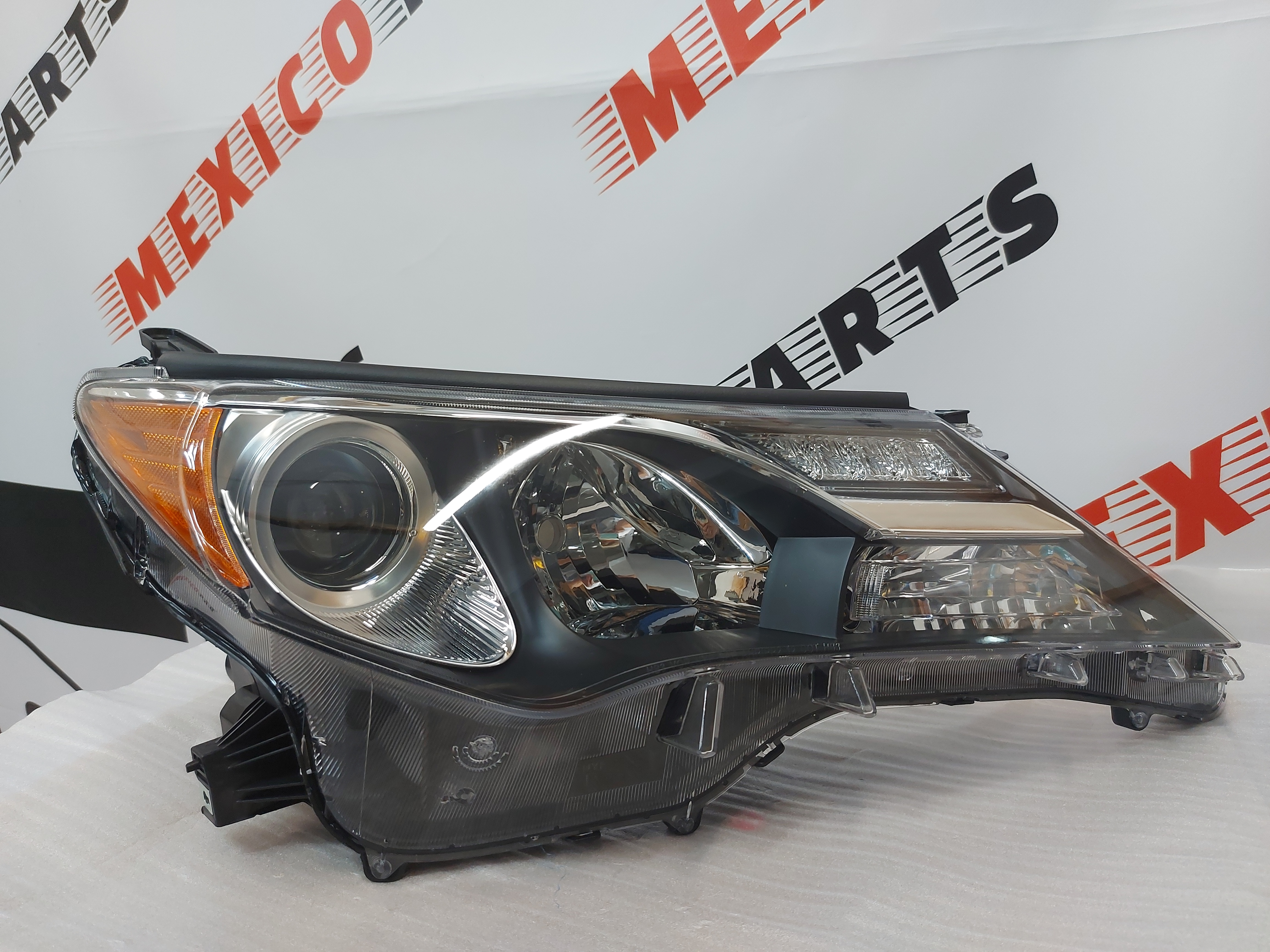 Фара права Toyota RAV4 2013-2015 (81110-0R042), аналог