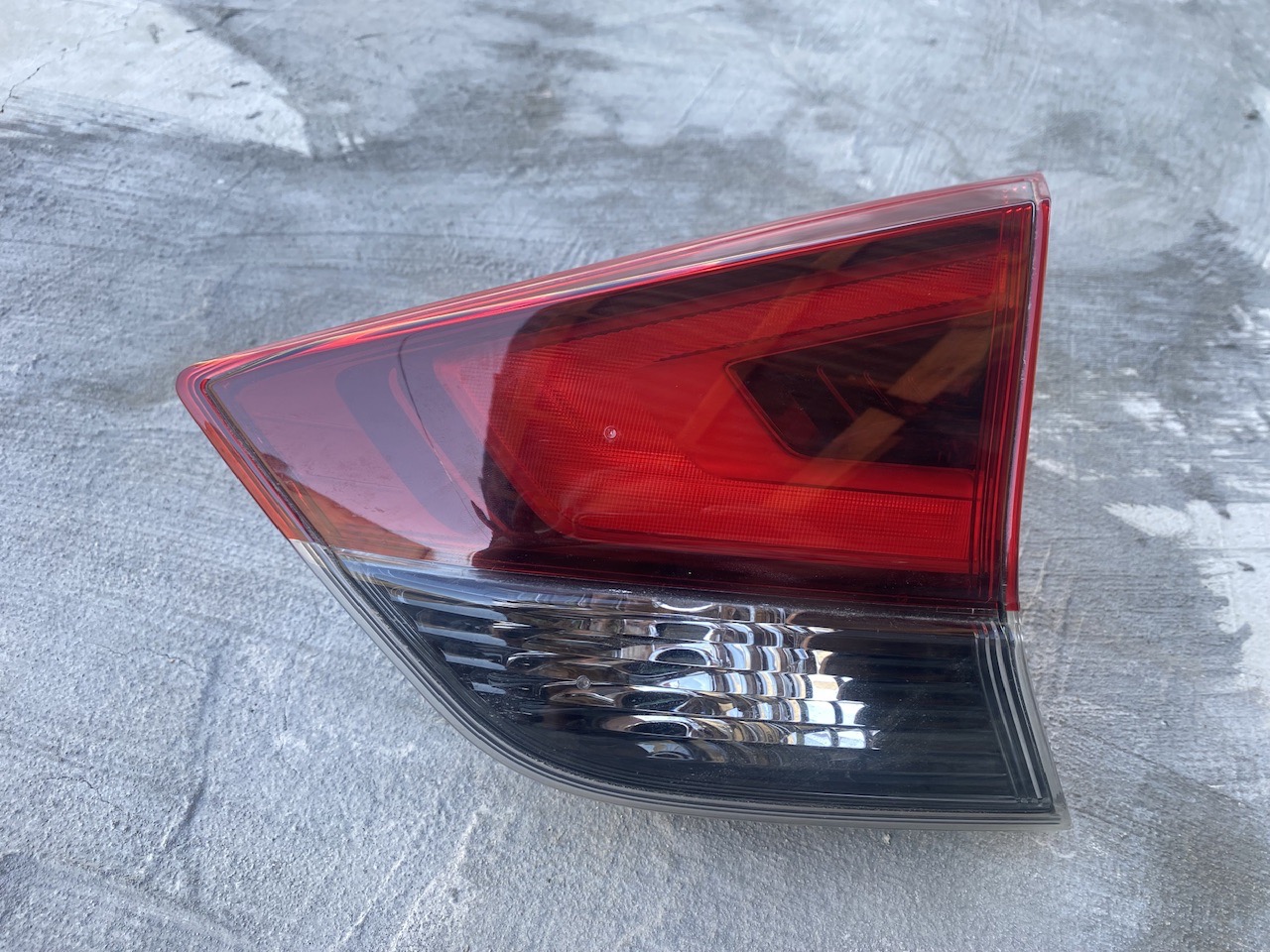 Фонарь LED правый внутренний оригинал б/у Nissan X-Trail(Rogue) 2017-2020 (265506FL5A)