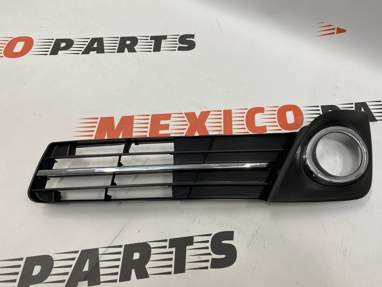Рамка протитуманної фари ліва SE Toyota Camry 2012-2014 (5212706290  ), аналог
