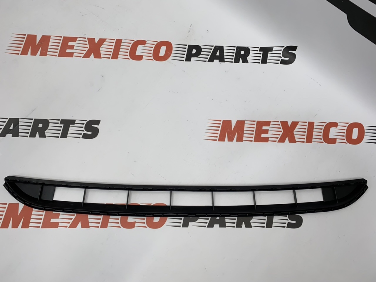 Решётка переднего бампера Volkswagen Touareg 2011-2014(7P68536739B9), аналог