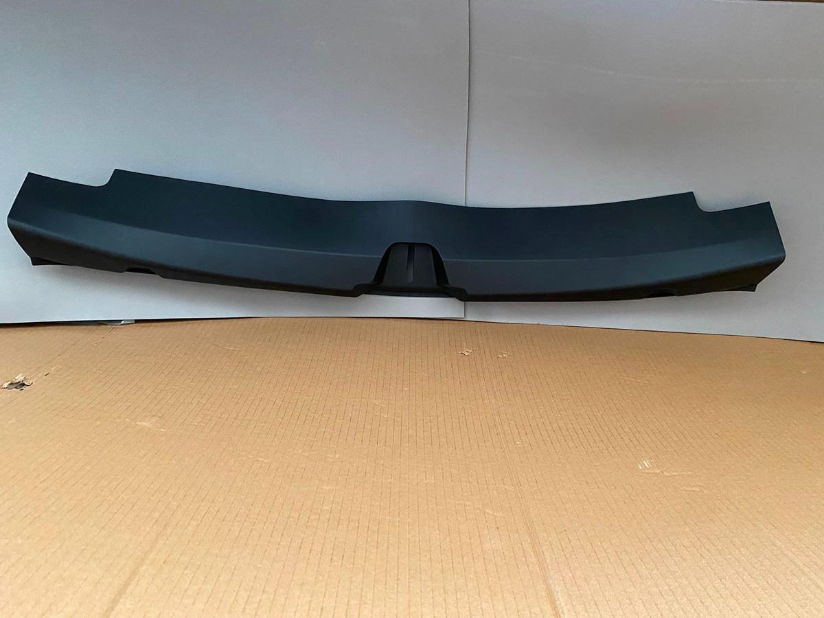 Накладка замка багажника Tesla Model 3 2017-2023 (108631500M), аналог