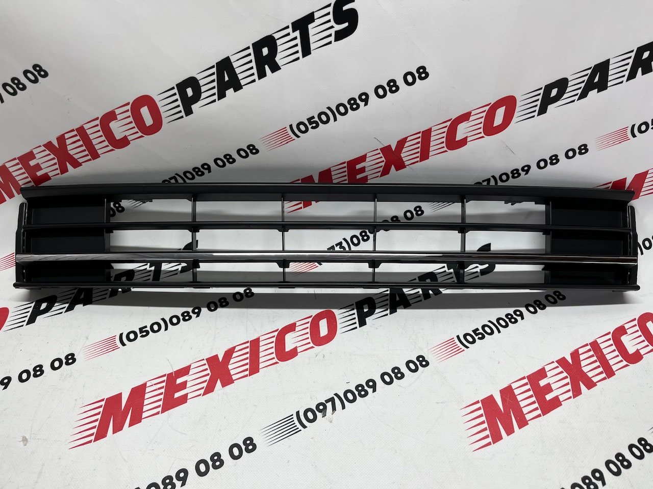 Решётка переднего бампера с одним хромом USA  Volkswagen Passat B8 2016-2018 (561853671HRYP), аналог