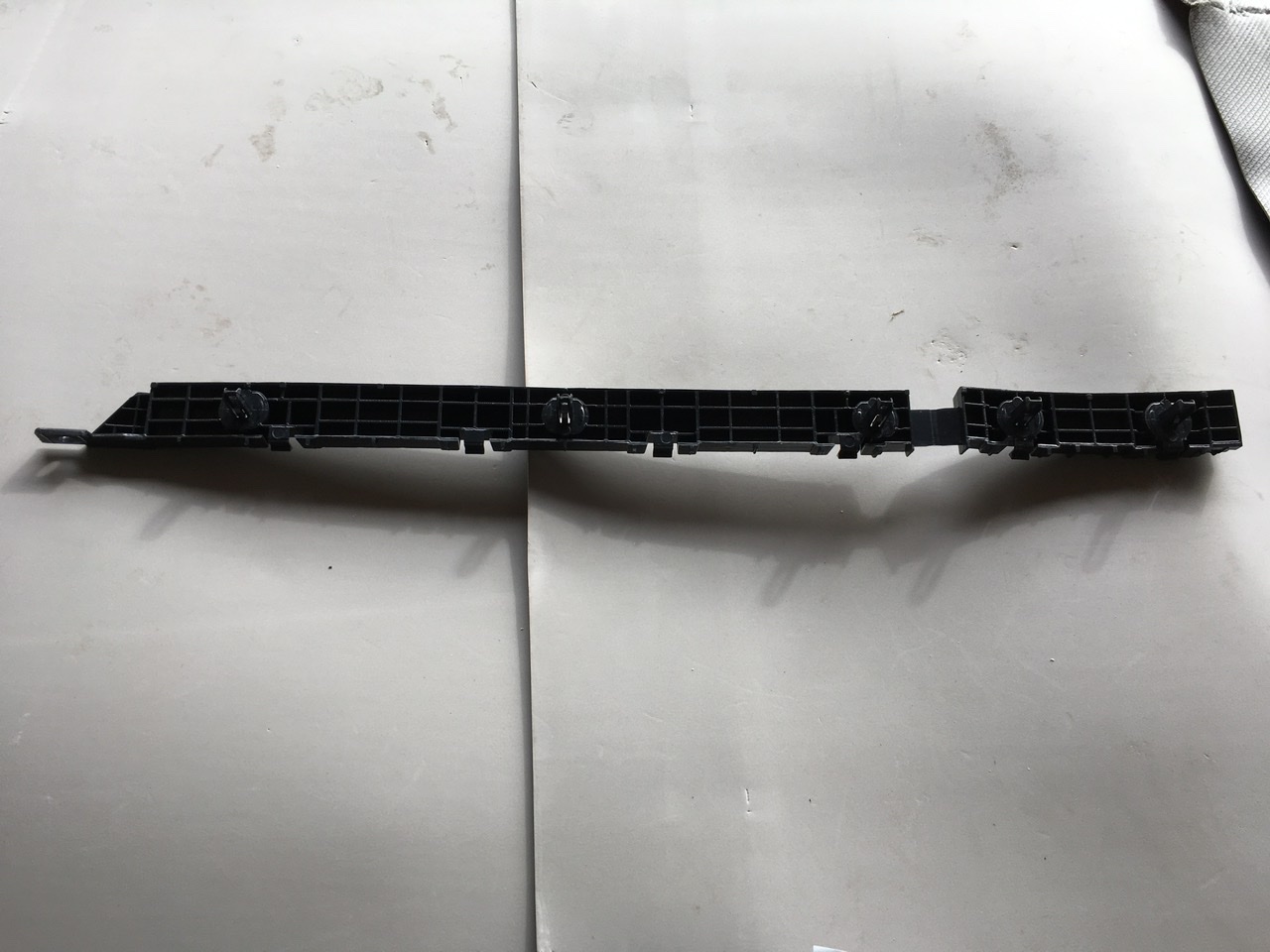 Кріплення заднього бампера ліве Tesla Model S 2012-2020 (109198600b)