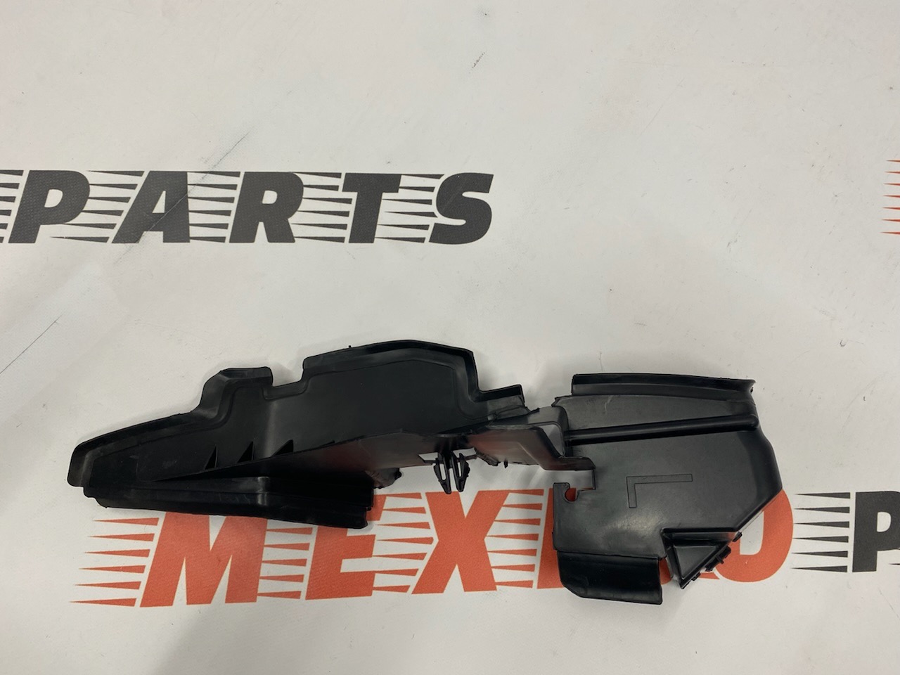 Дефлектор радиатора левый 1.6 Ford Focus 2012-2019 (F1EB8339AA), аналог