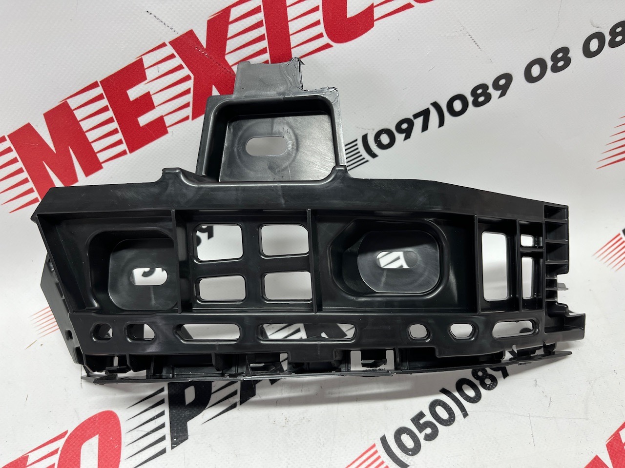 Крепление заднего фонаря левое Passat B9 2019-(561 807 483), аналог