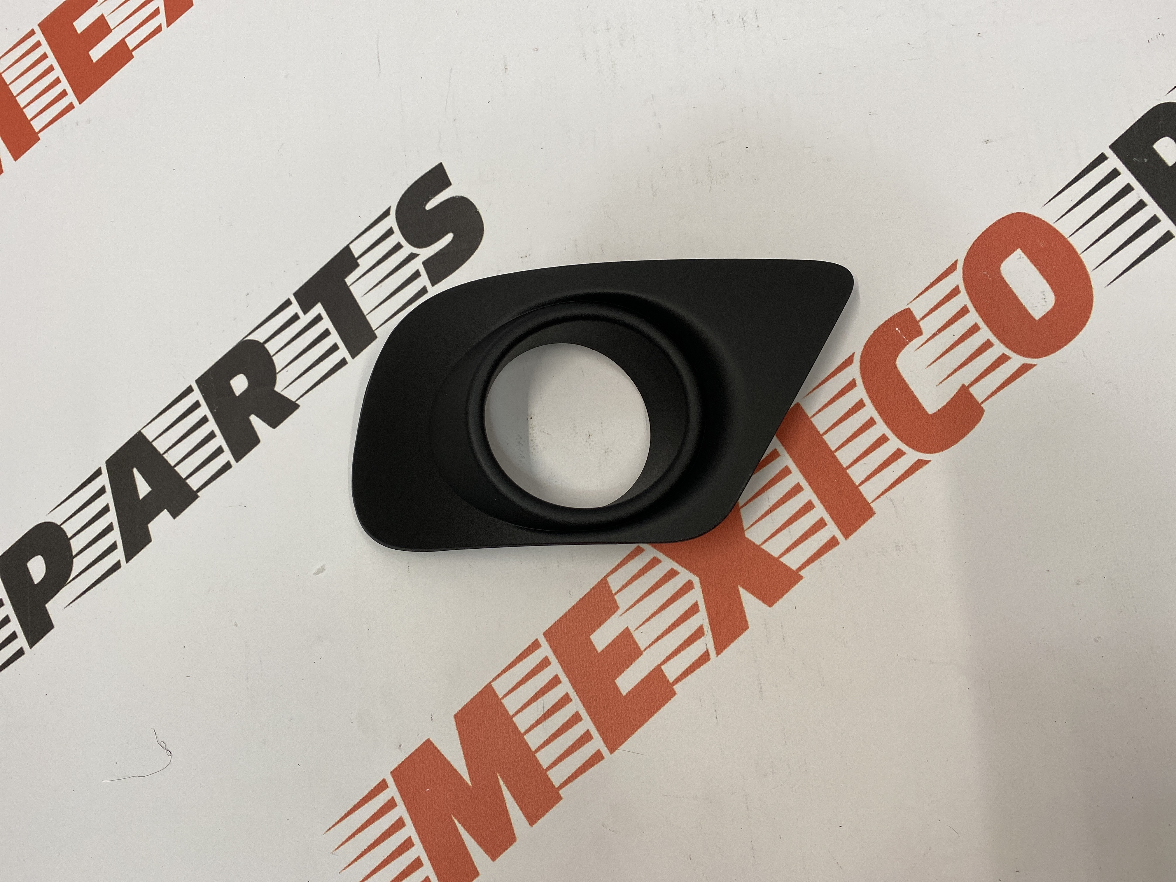 Рамка противотуманной фары правая SXT Dodge Journey 2015-2018 (68079850AB), аналог