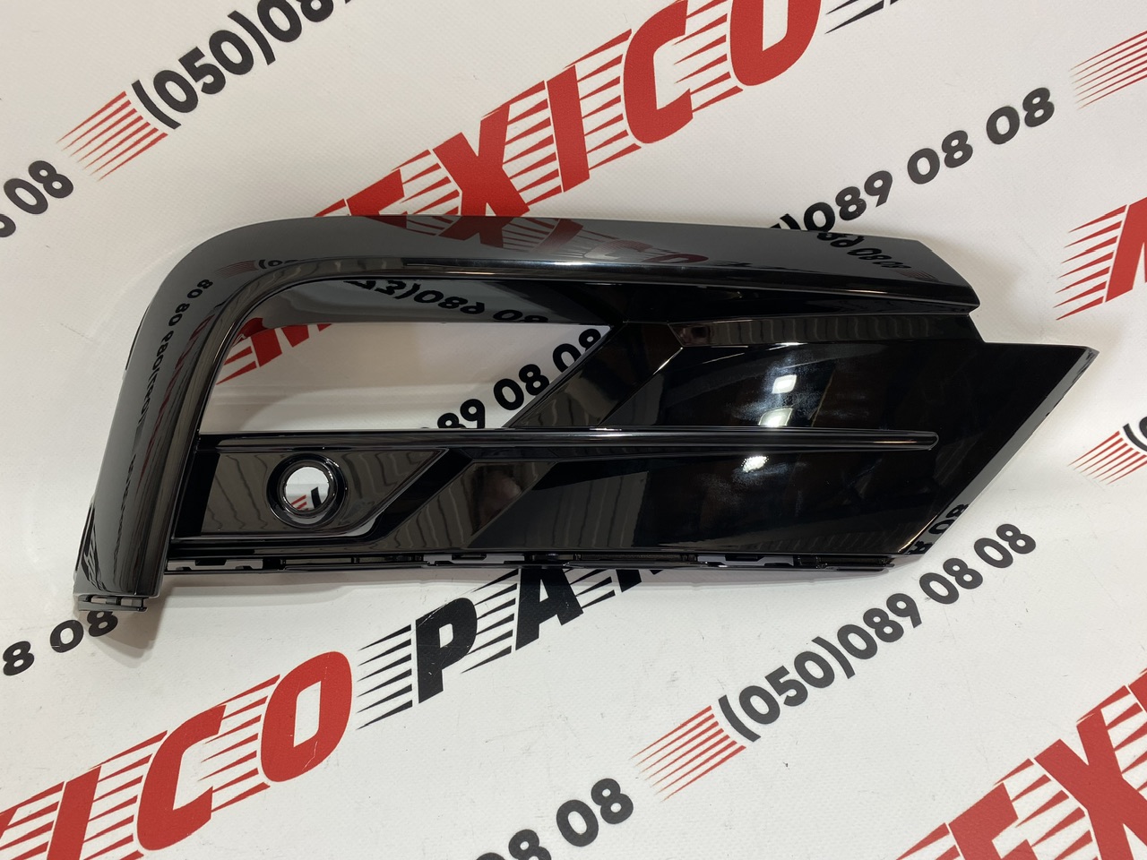Решетка переднего бампера правая R-Line Volkswagen Tiguan 2017-2020 (5NN853666B041), аналог