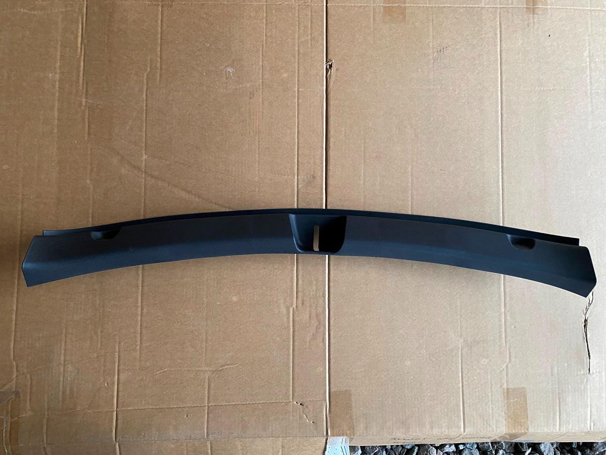 Накладка замка багажника Tesla Model Y 2020-2024 (149463100C), аналог
