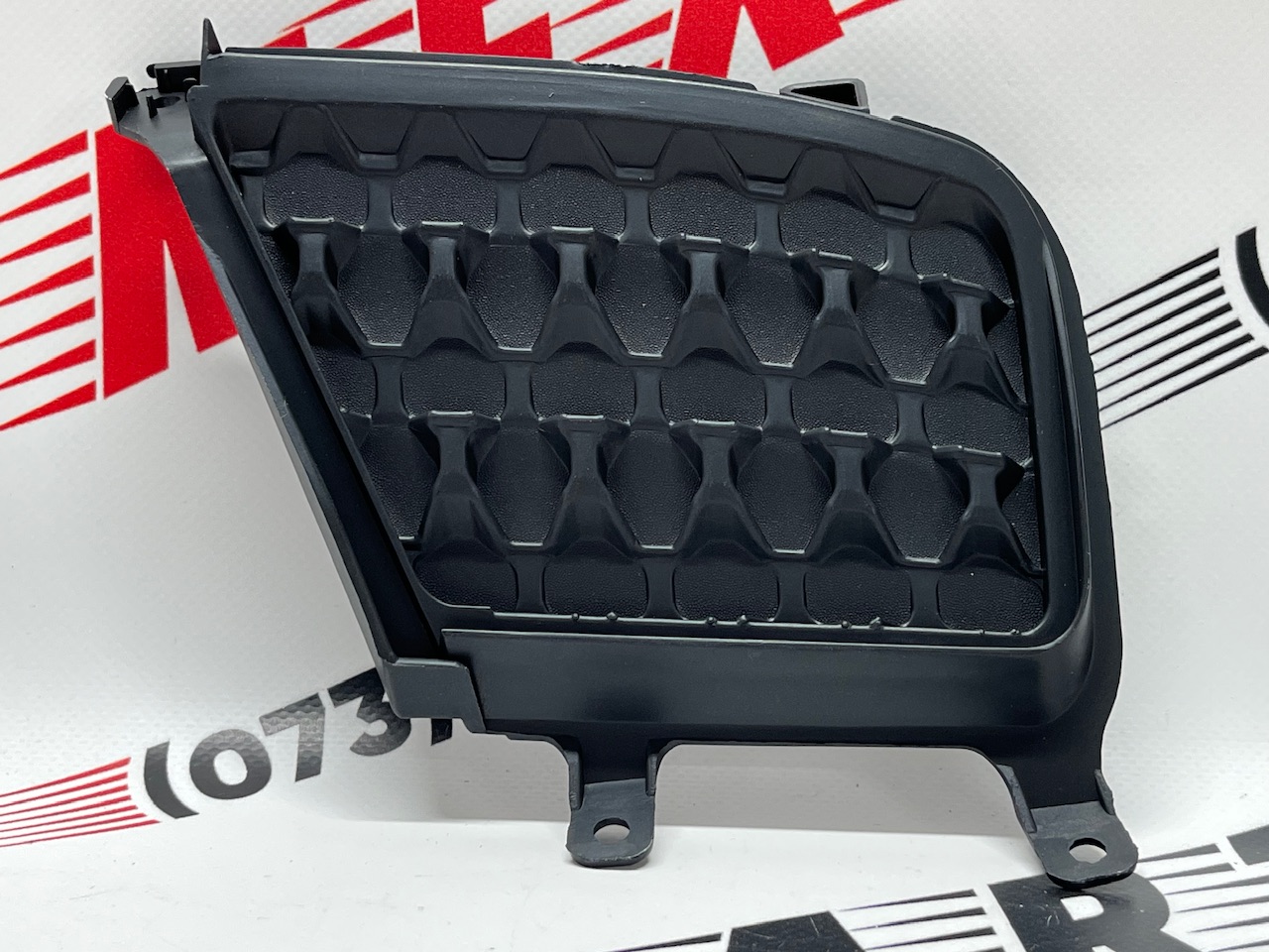 Заглушка решітки переднього бампера ліва  Jeep Cherokee Trailhawk 2019- (68306669AA), аналог