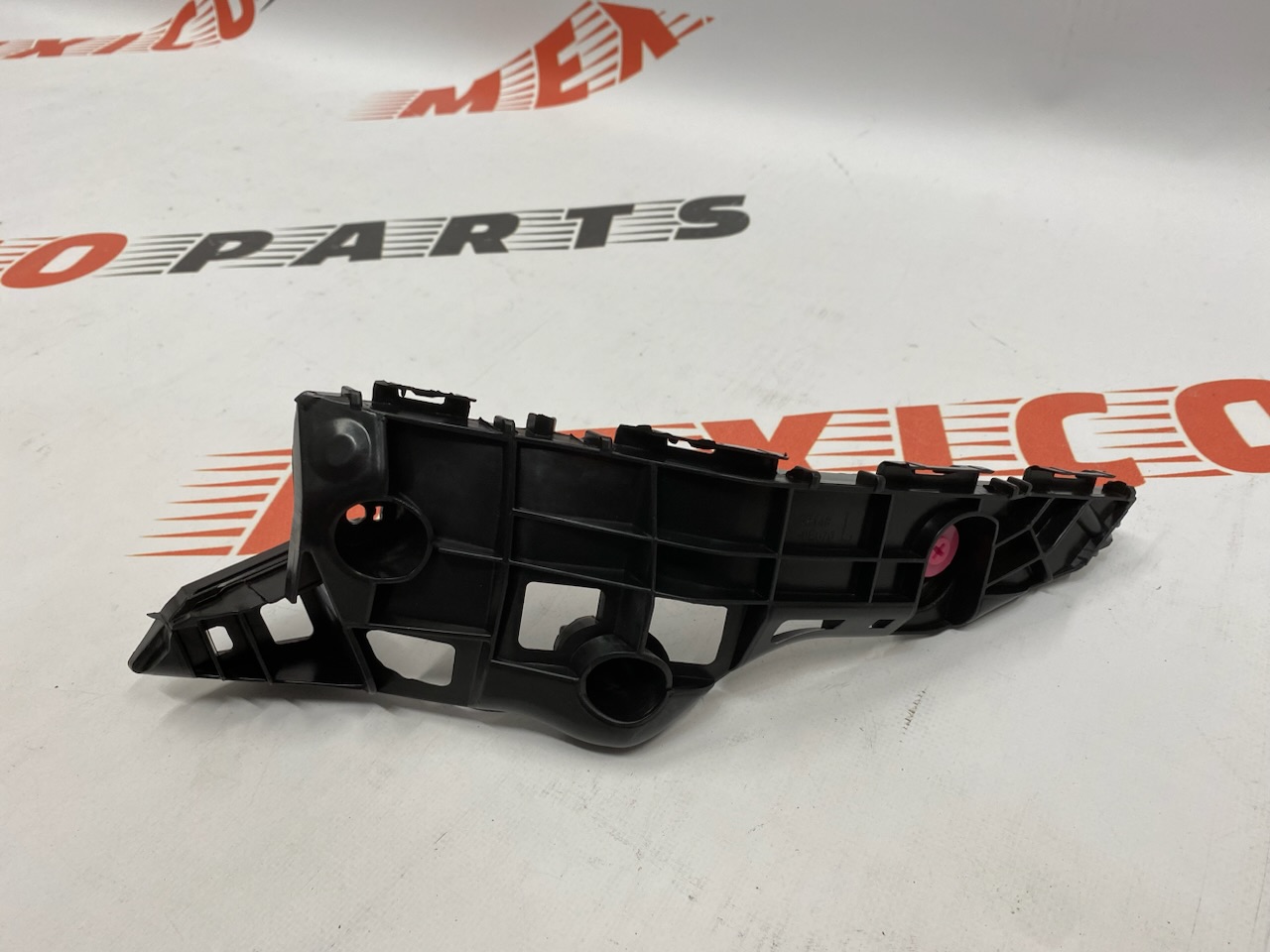Кріплення переднього бампера ліве Toyota Highlander 2014-2019 (52146-0E060), аналог