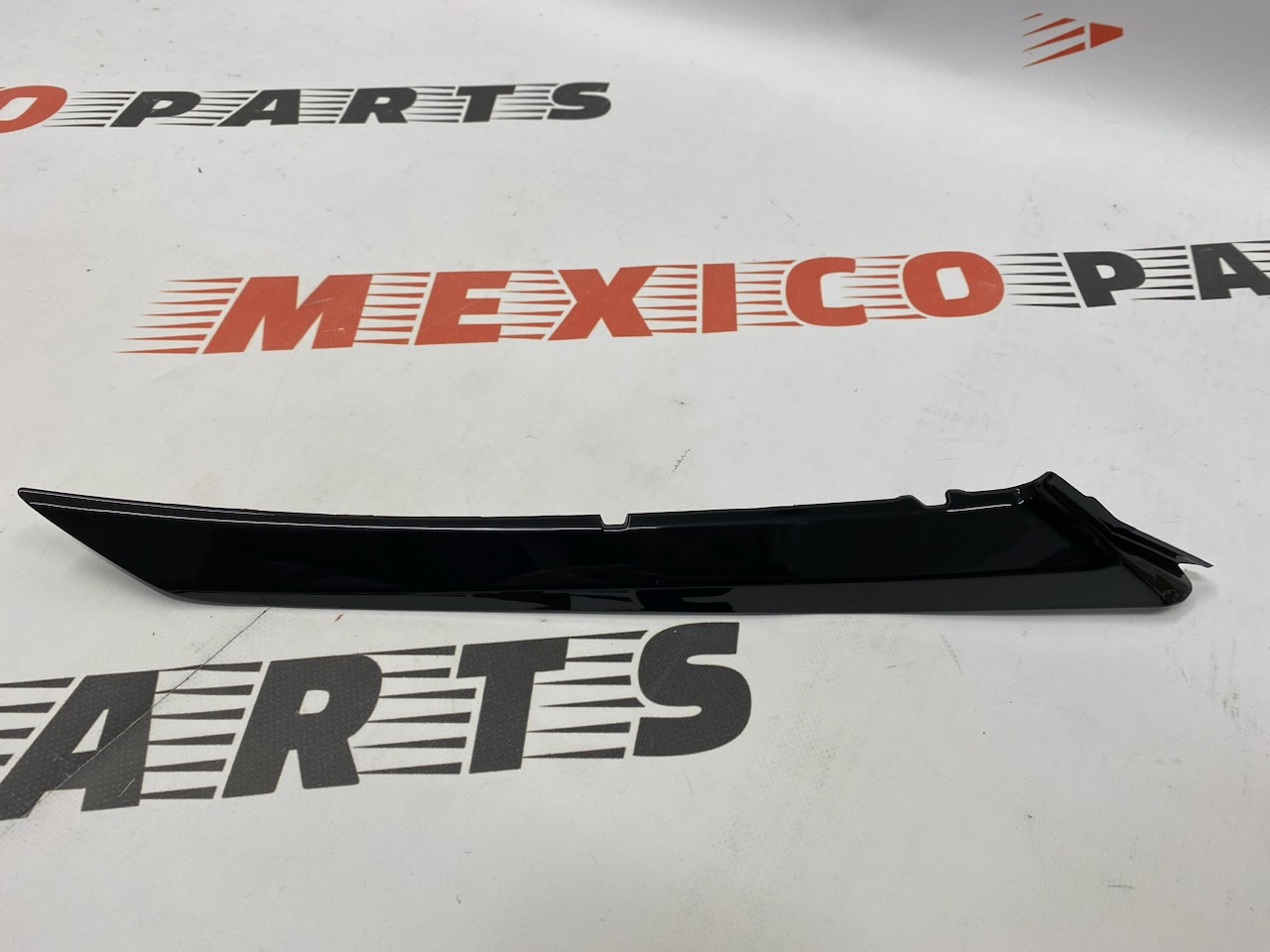 Накладка під фару права Toyota Camry 2021- (5271206200), аналог