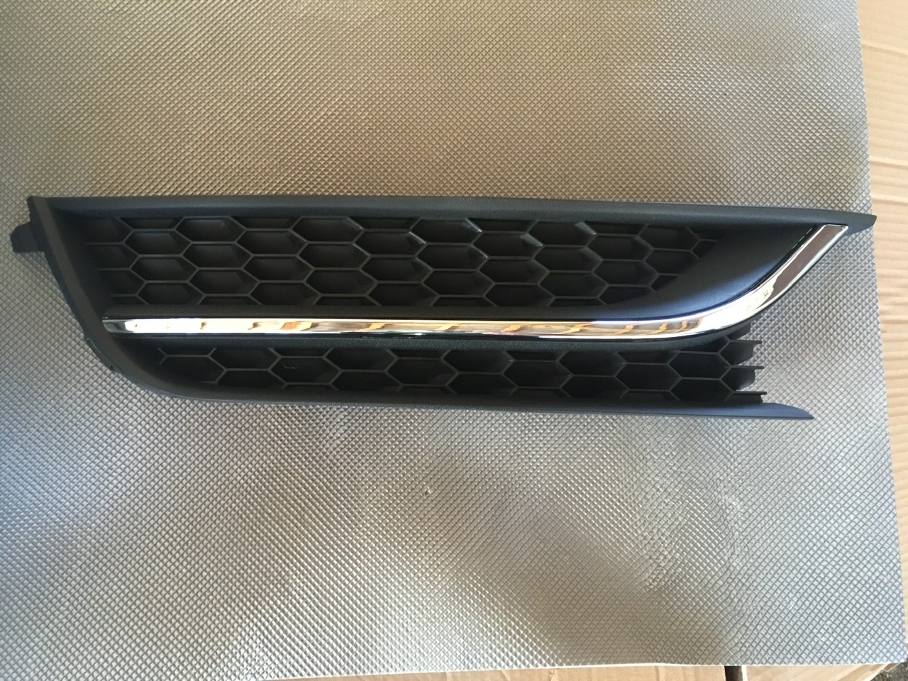 Заглушка противотуманной фары правая USA Volkswagen Passat B7 2012-2015(561853666C9B9), аналог