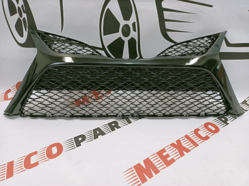 Решітка переднього бампера  комплектація SE Toyota Camry 2018-2020 (53102-06520), аналог