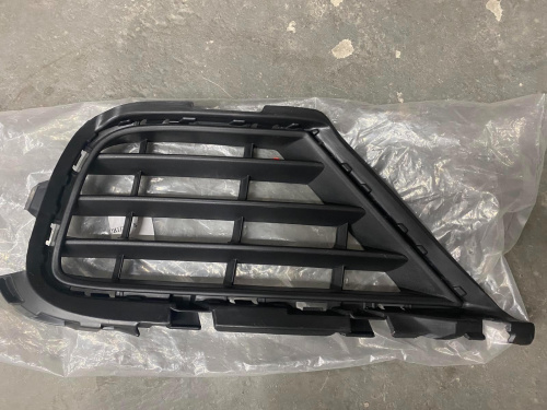 Решётка переднего бампера левая Volkswagen Touareg 2015-2017 (7P6853665B9B9), аналог